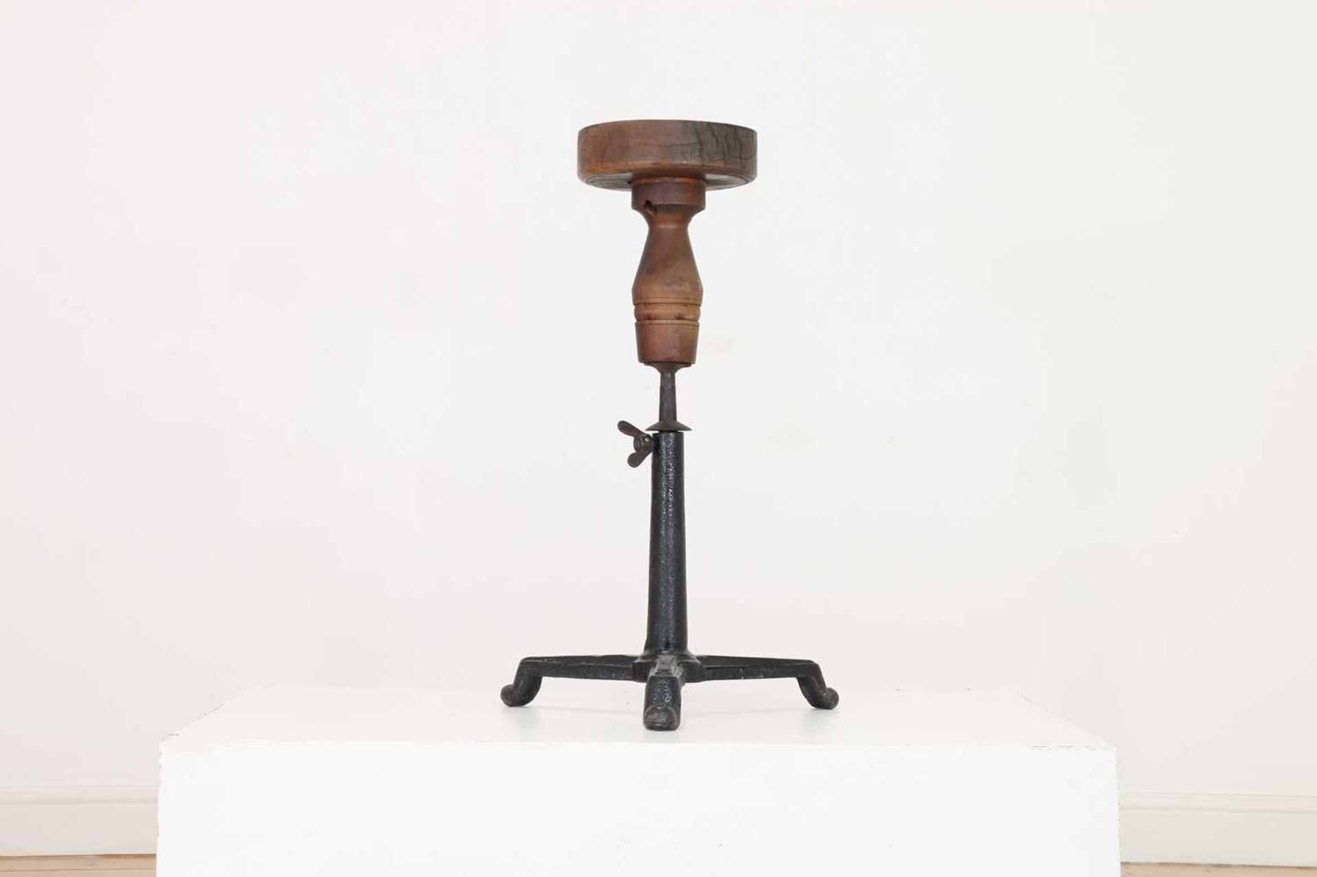 An adjustable oak sculpture stand, - Image 2 of 5