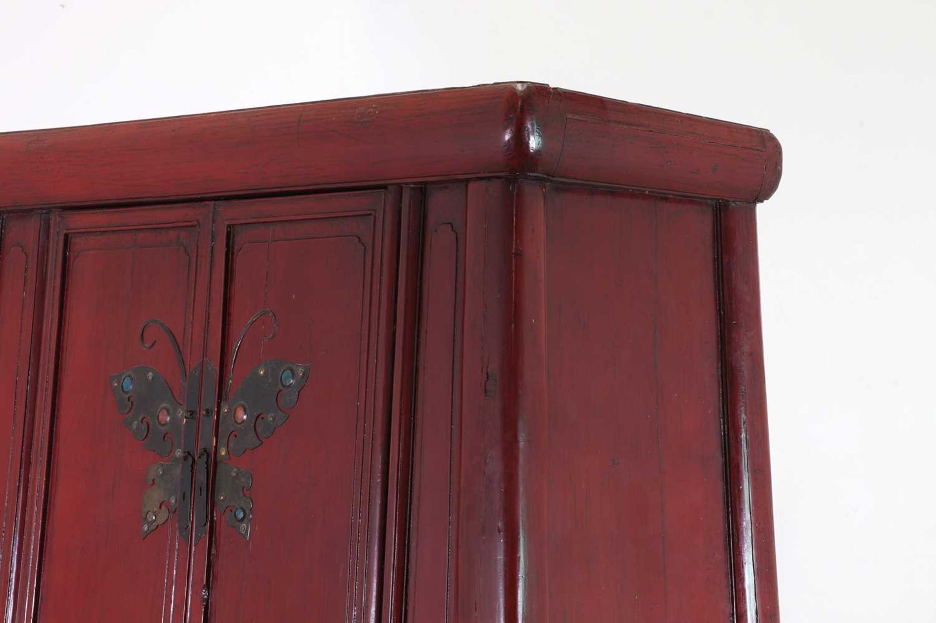 A Chinese red-lacquered marriage cabinet, - Bild 6 aus 8