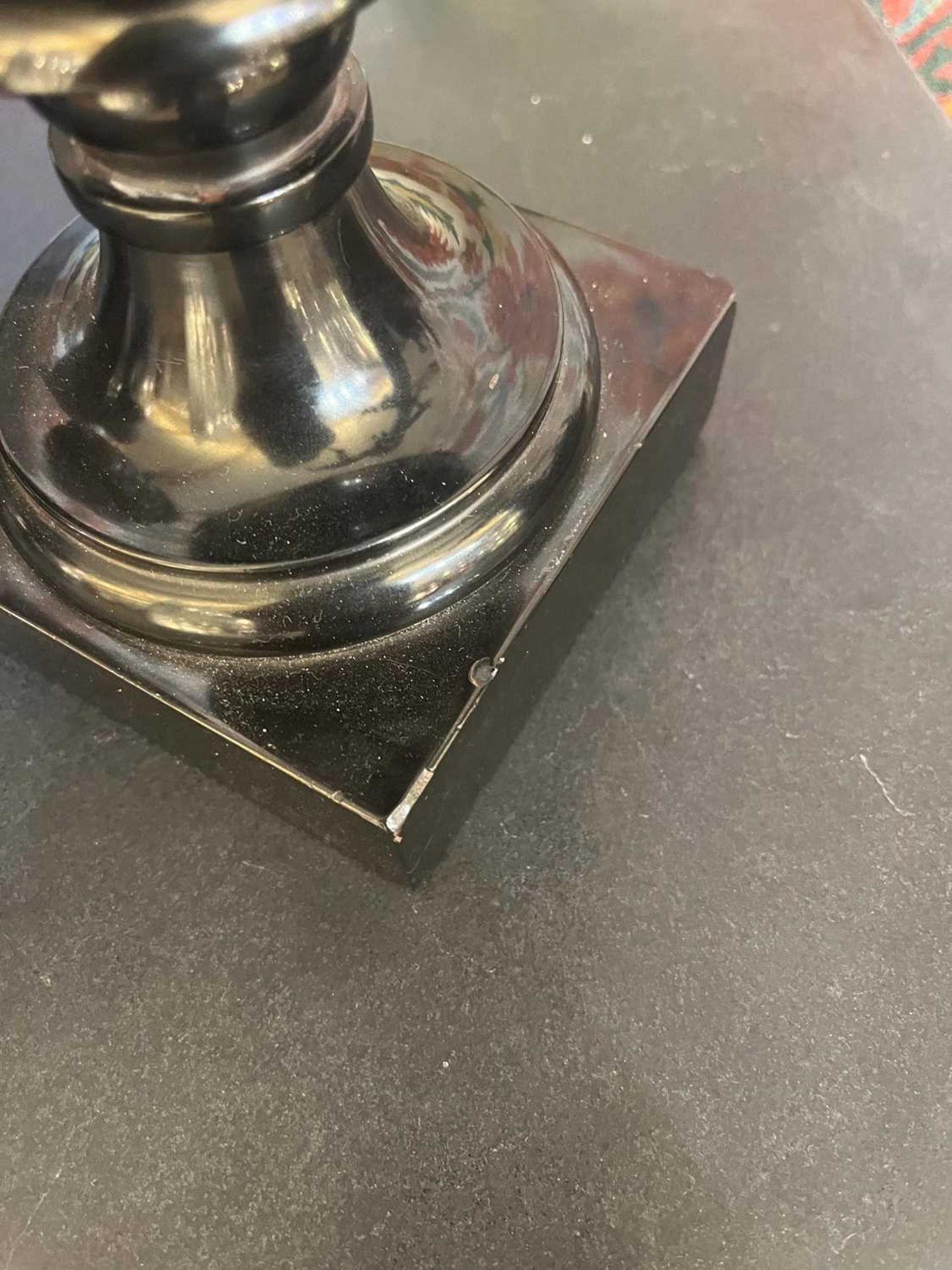 A pair of Ashford black marble urns, - Bild 14 aus 17