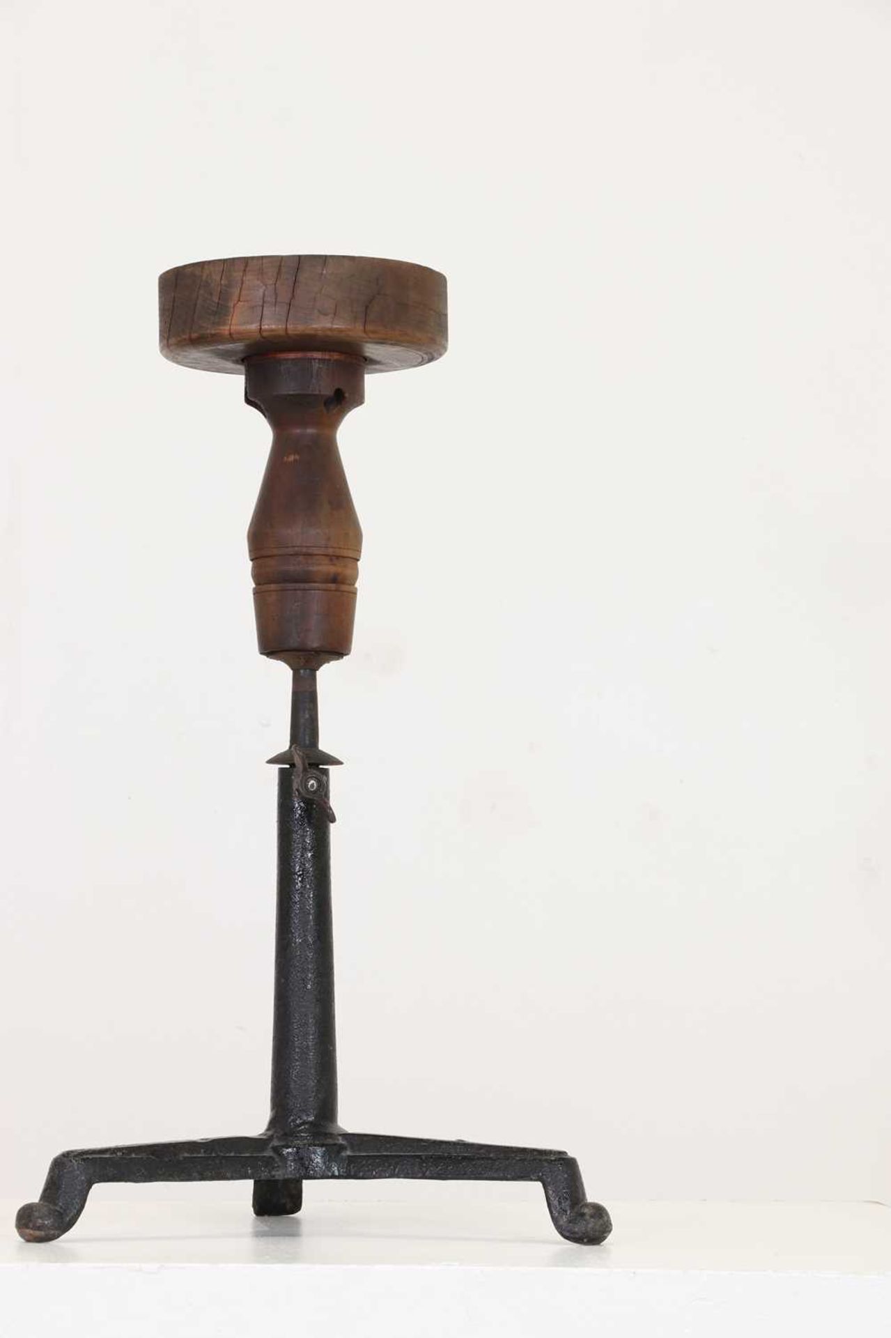 An adjustable oak sculpture stand, - Bild 5 aus 5