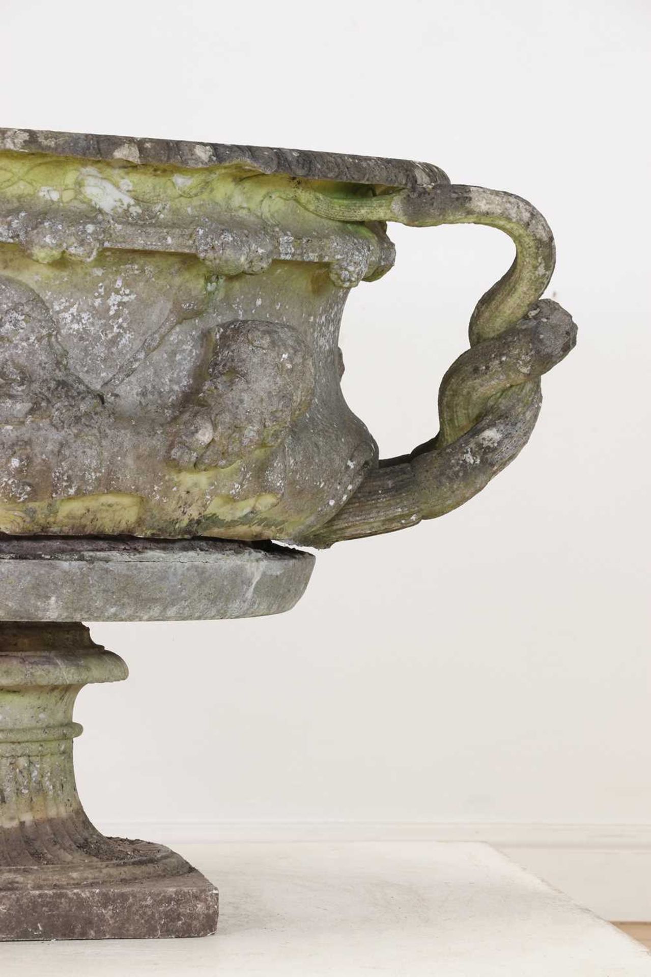 A carved marble copy of the Warwick Vase, - Bild 3 aus 10
