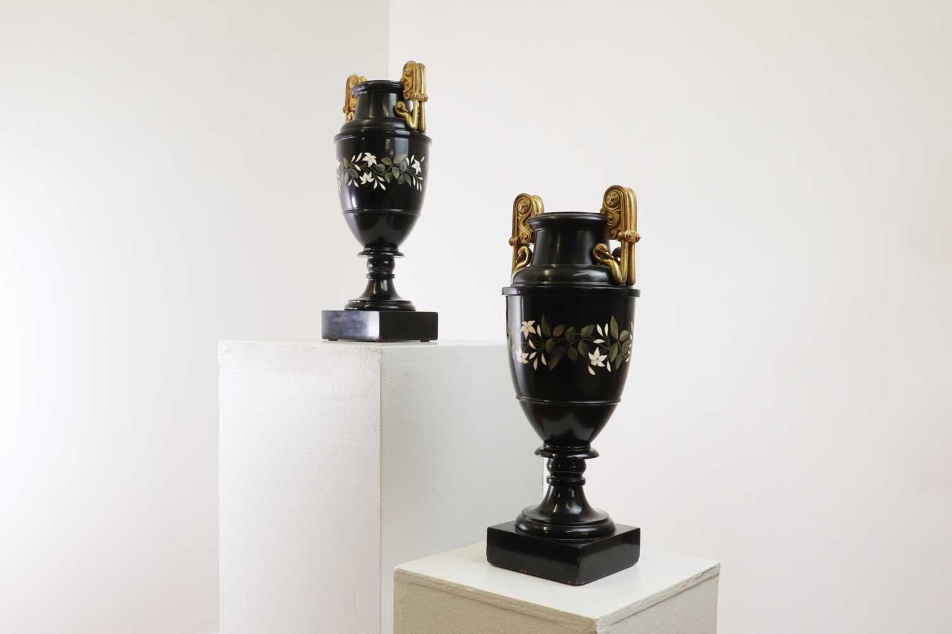 A pair of Ashford black marble urns, - Bild 4 aus 17