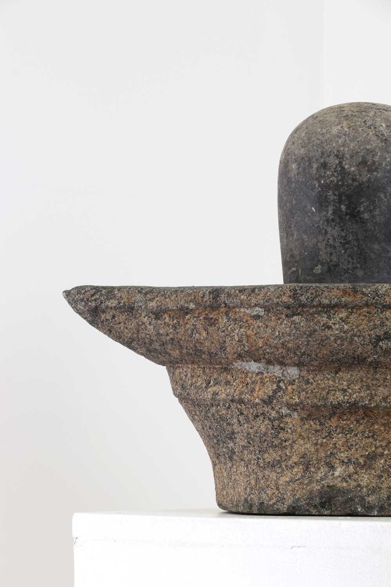 A carved granite lingam and yoni, - Bild 4 aus 7