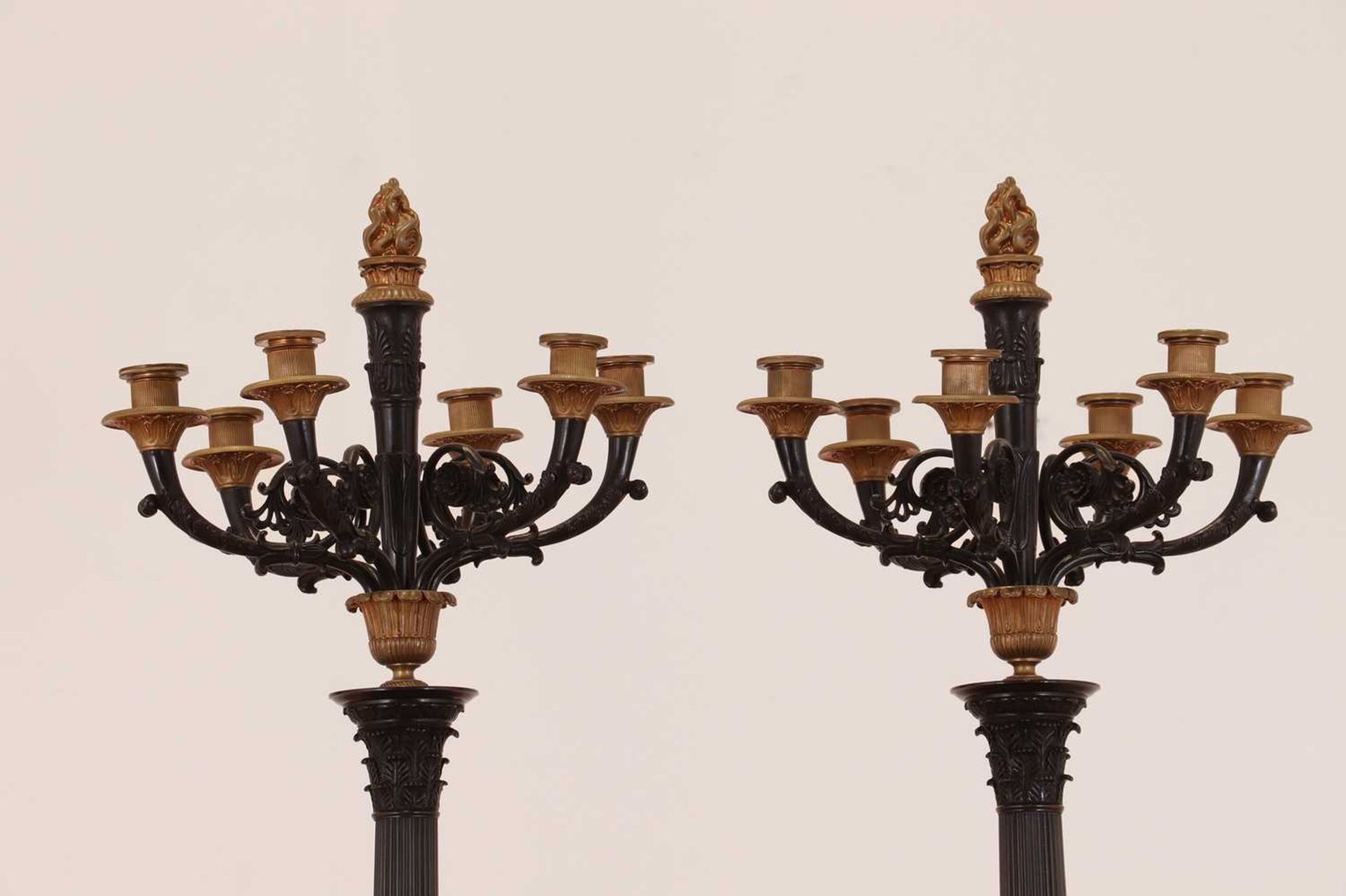 A pair of large gilt and patinated bronze candelabra, - Bild 3 aus 8