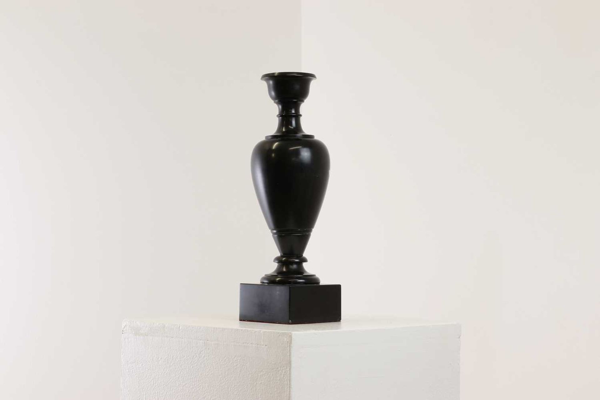 An Ashford black marble pedestal vase, - Bild 3 aus 7