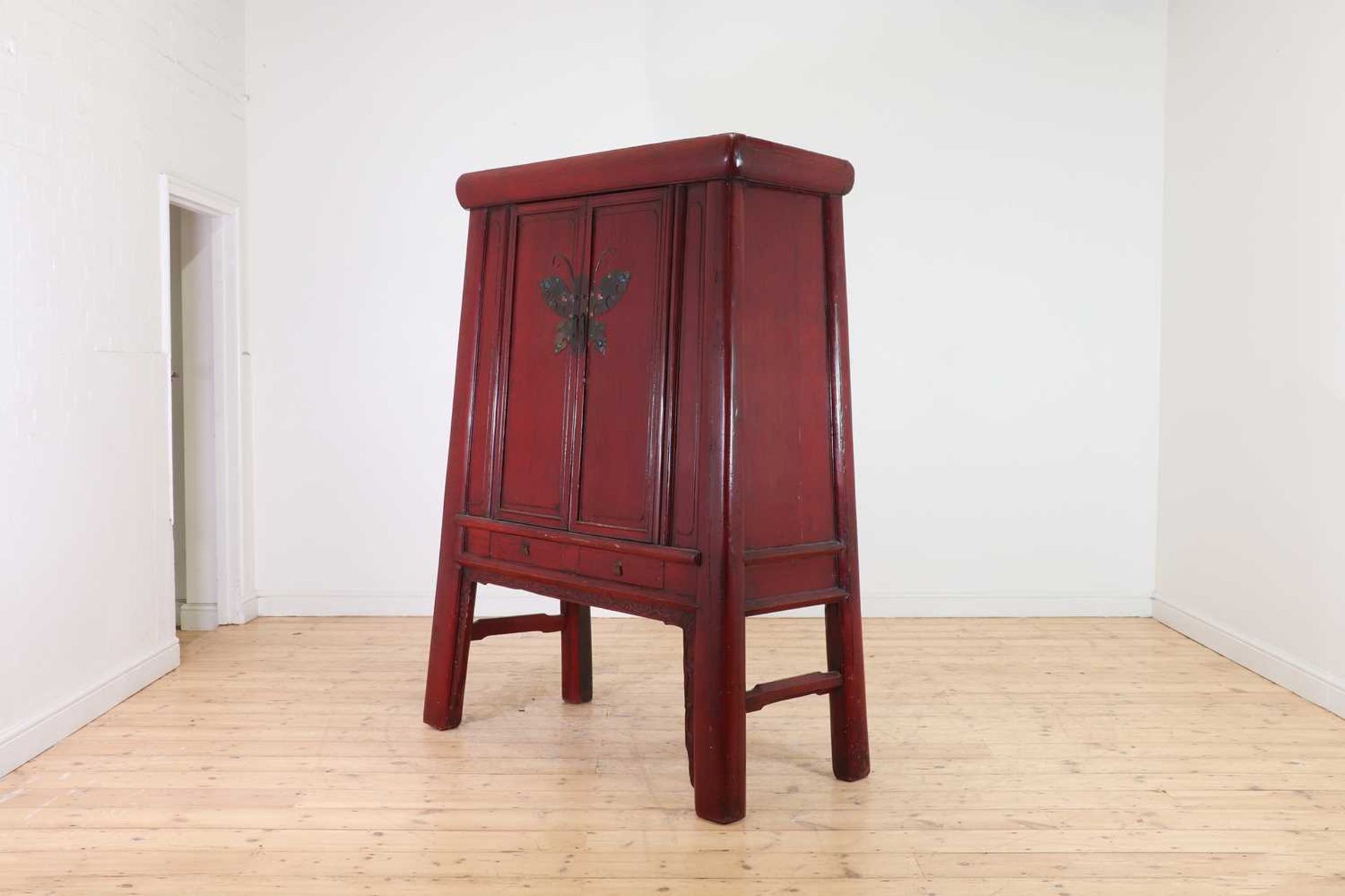 A Chinese red-lacquered marriage cabinet, - Bild 4 aus 8