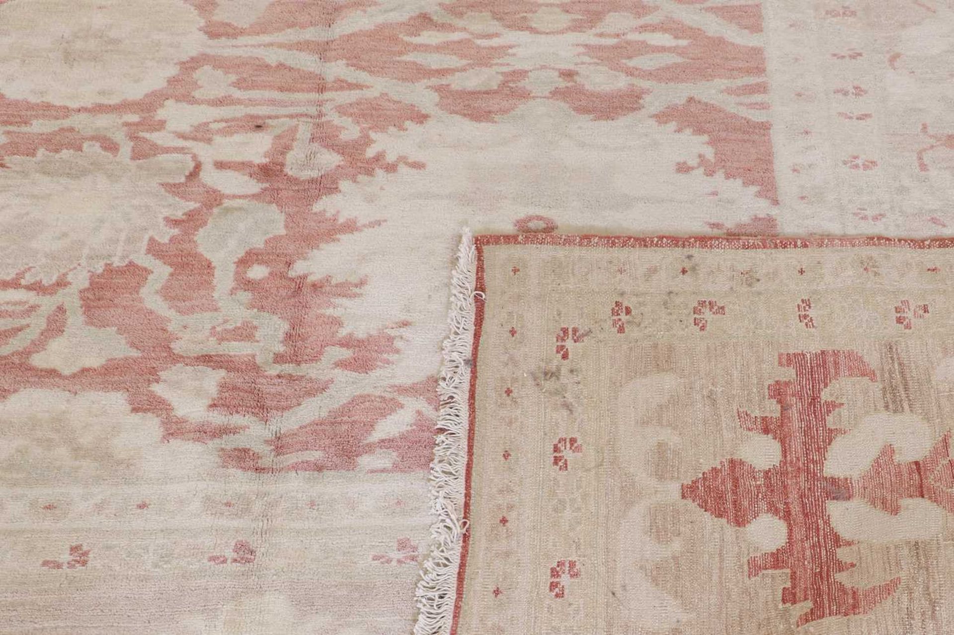 A large Persian Ziegler carpet - Image 5 of 8