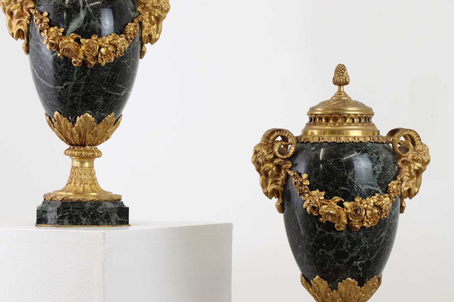 A pair of ormolu and marble cassolettes, - Bild 3 aus 8