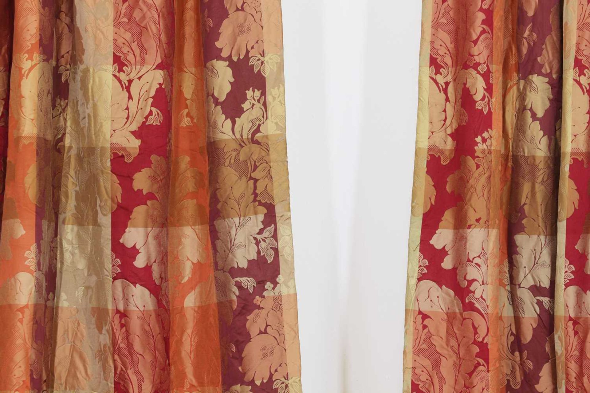 A pair of silk damask curtains, - Bild 3 aus 4