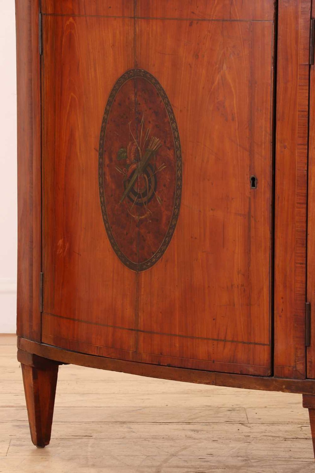 A George III-style satinwood side cabinet in the style of Mayhew and Ince, - Bild 5 aus 8