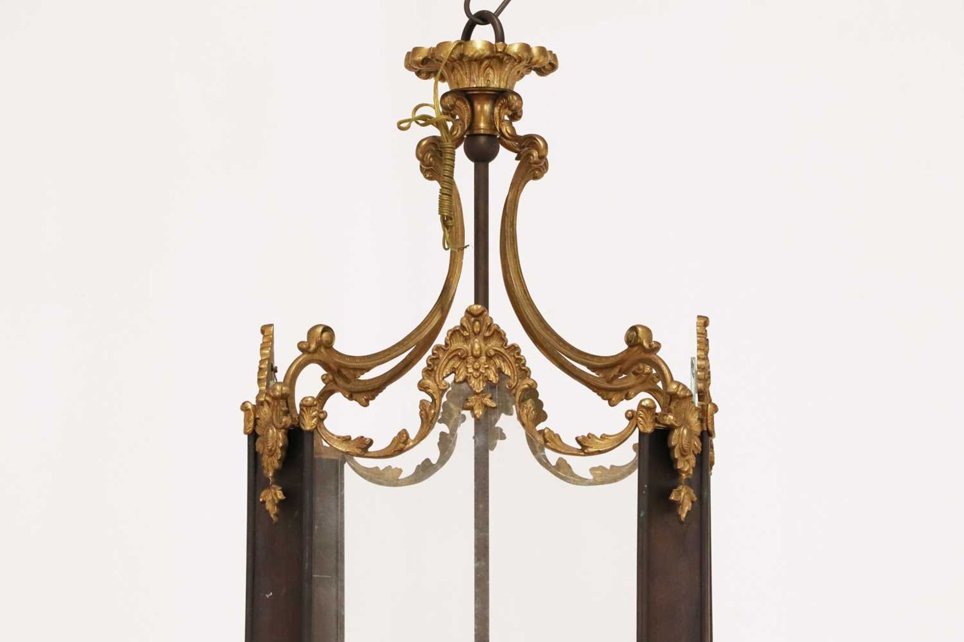 A Louis XV-style gilt and patinated bronze hall lantern, - Bild 2 aus 6