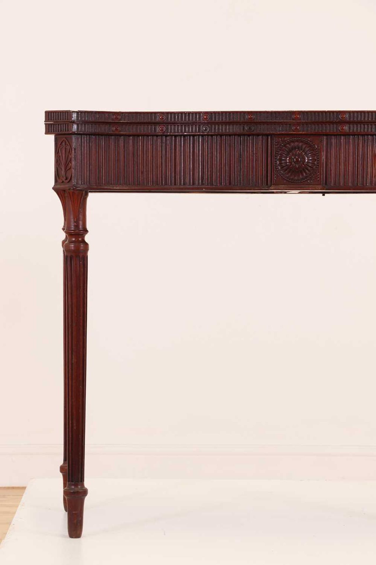 A George III mahogany card table in the manner of Ince and Mayhew, - Bild 2 aus 10