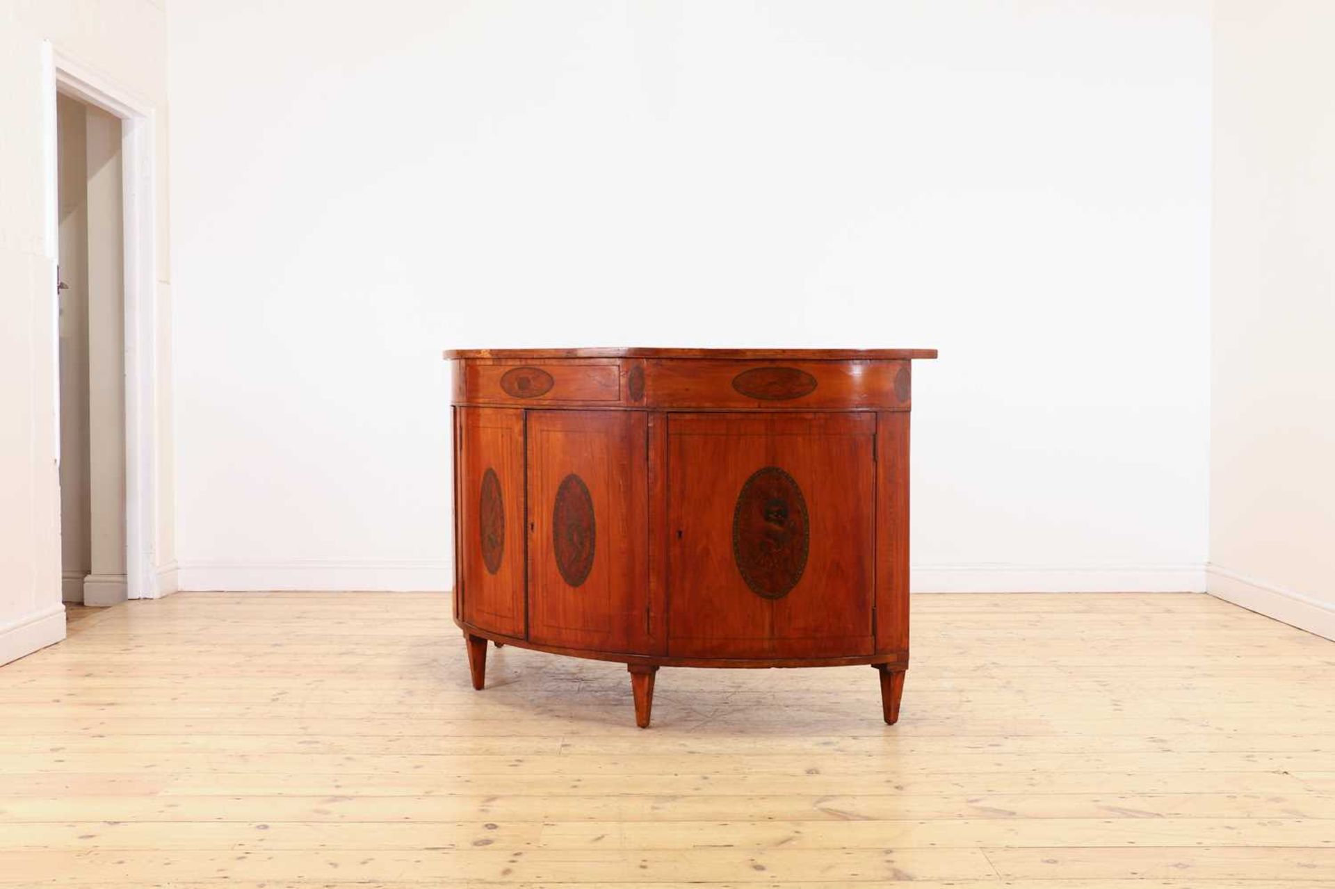 A George III-style satinwood side cabinet in the style of Mayhew and Ince, - Bild 7 aus 8