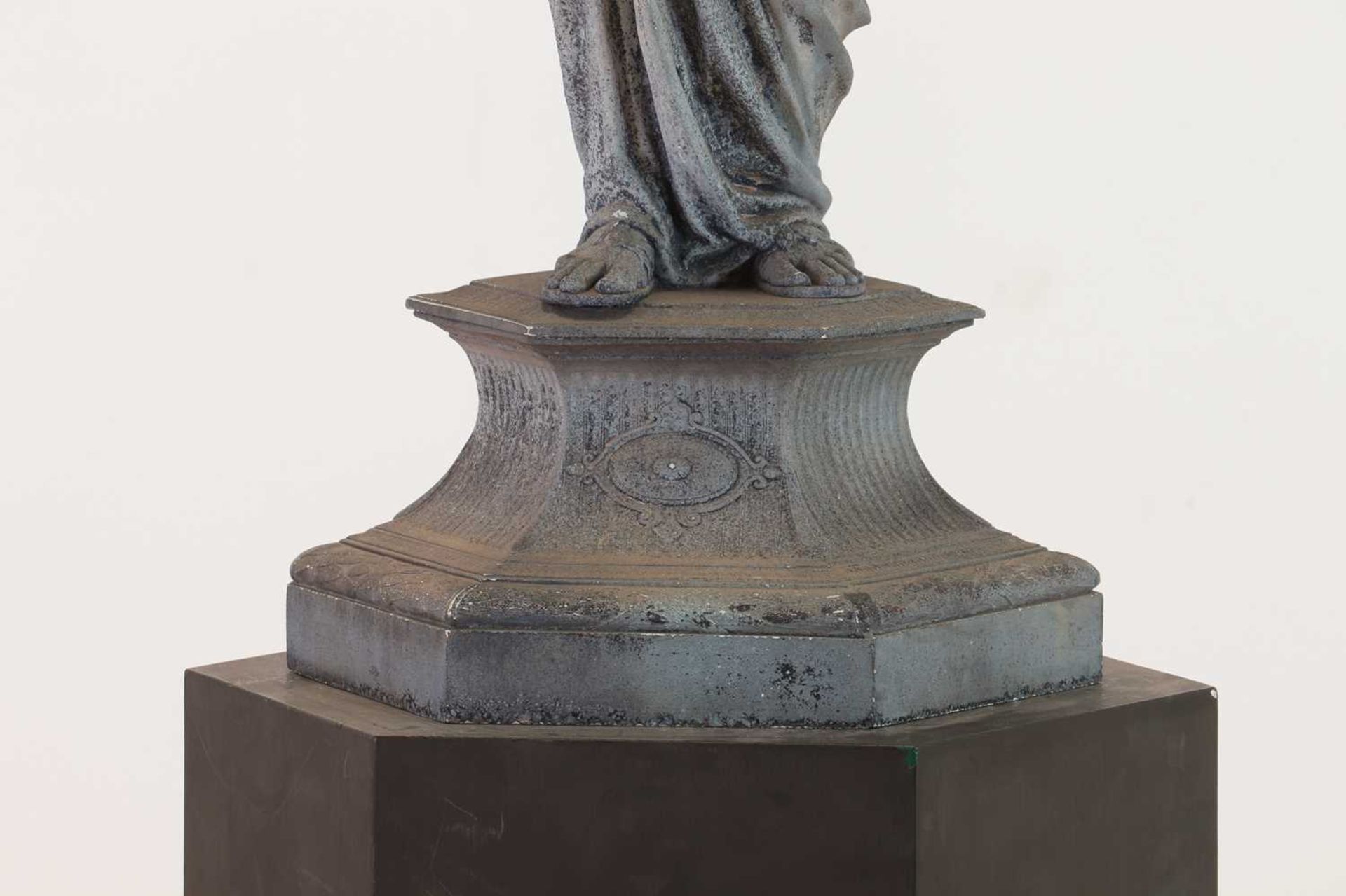 A patinated spelter figure in the manner of Émile Guillemin, - Bild 8 aus 16