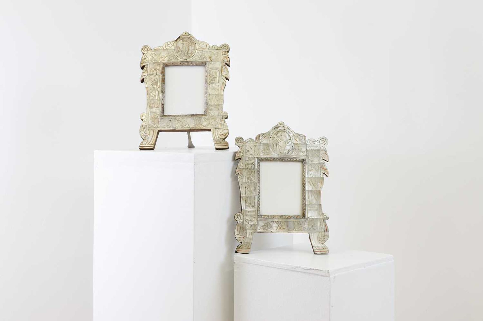 A pair of mother-of-pearl veneered devotional tabernacle frames, - Bild 7 aus 9