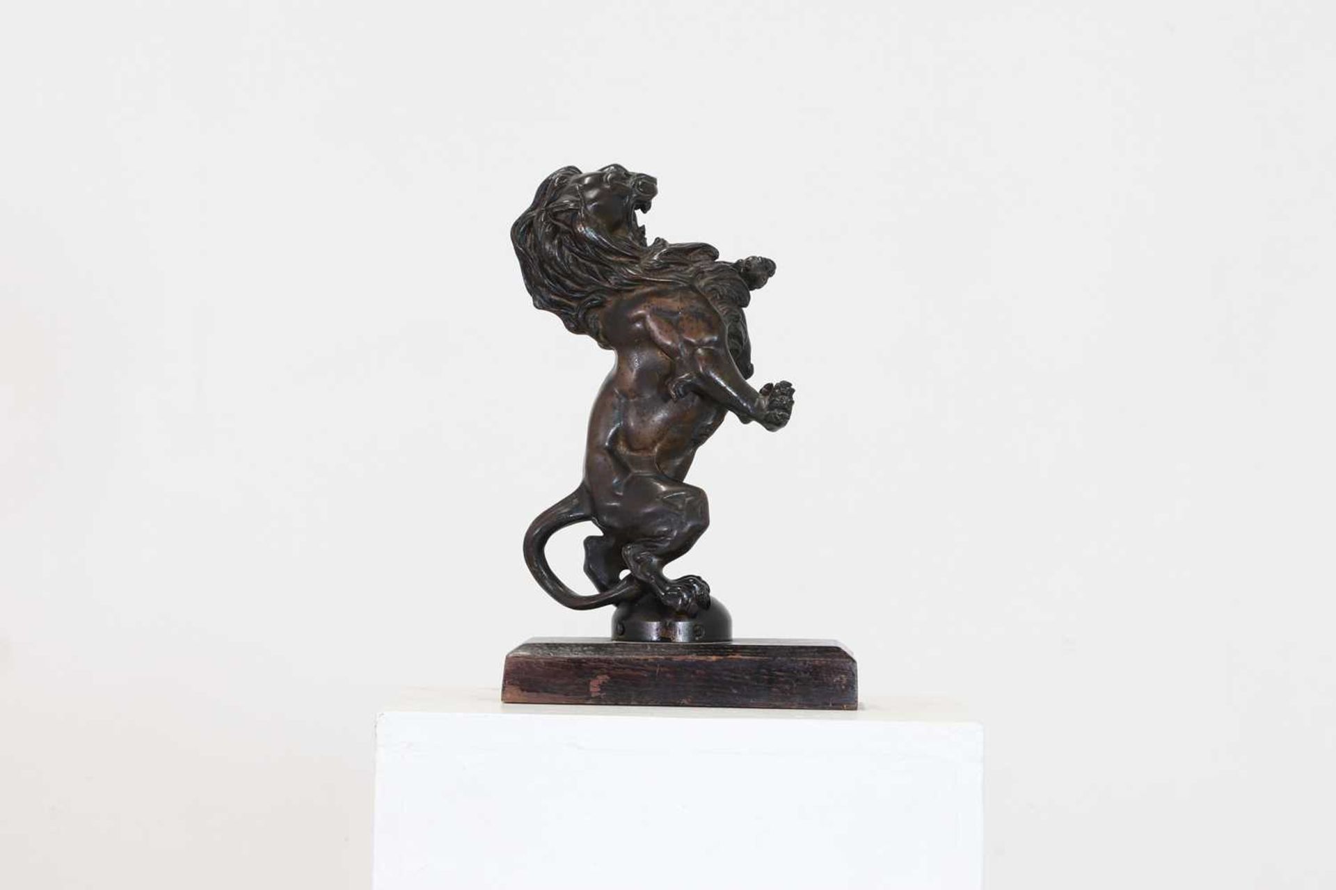 A bronze figure of a rampant lion, - Bild 2 aus 7