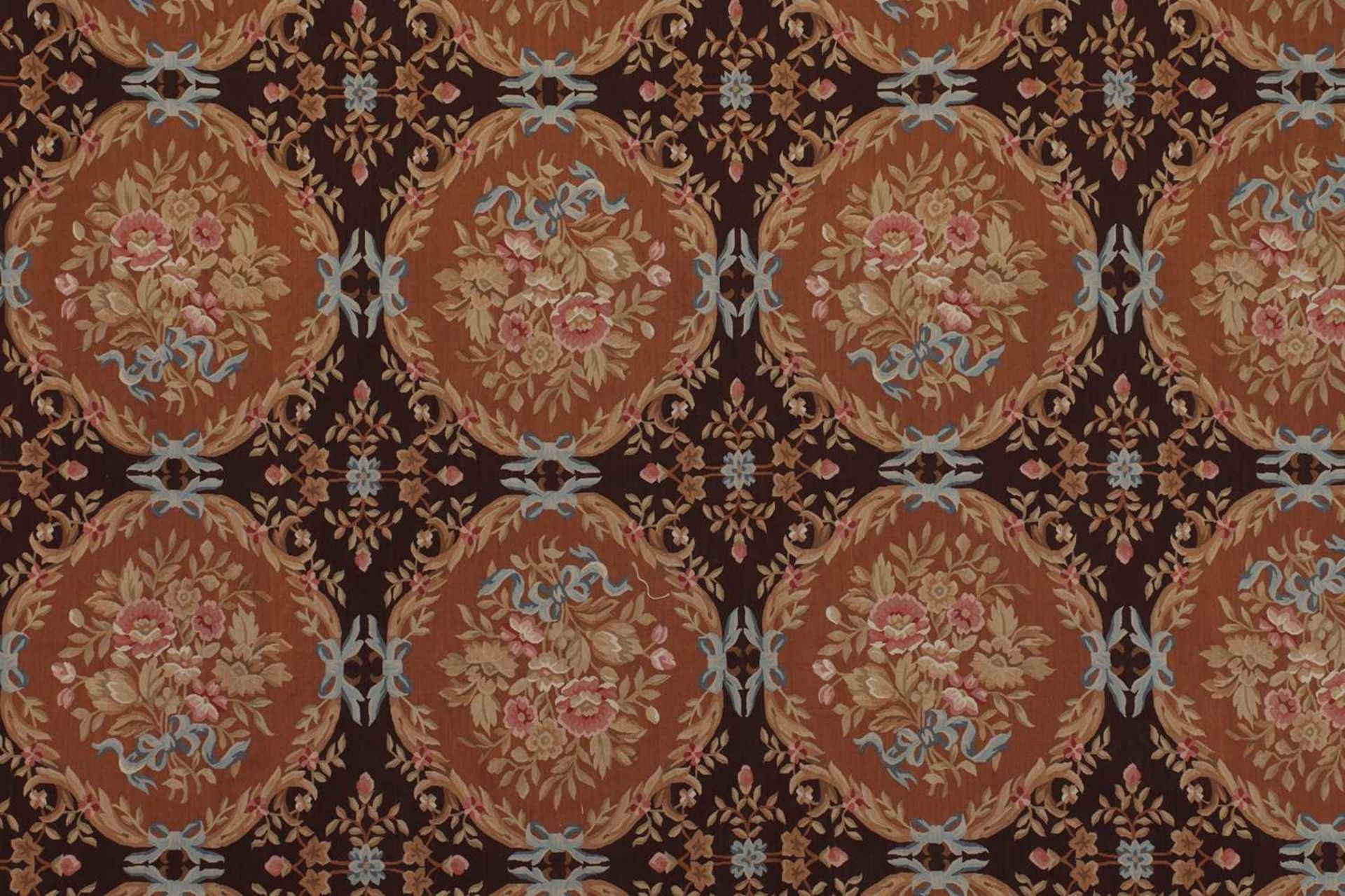A flat-weave wool carpet of Aubusson design, - Bild 3 aus 6
