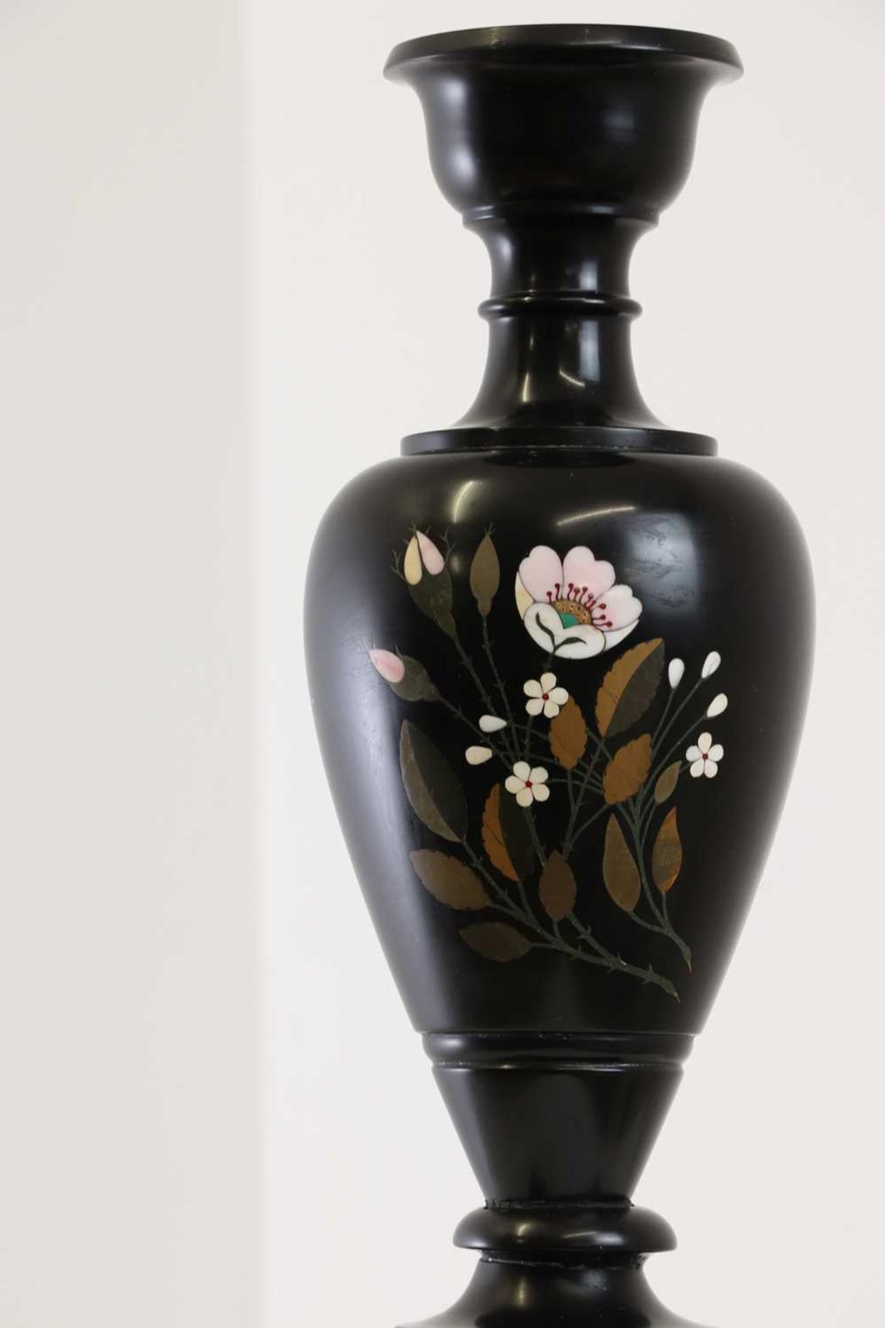 An Ashford black marble pedestal vase, - Bild 5 aus 7