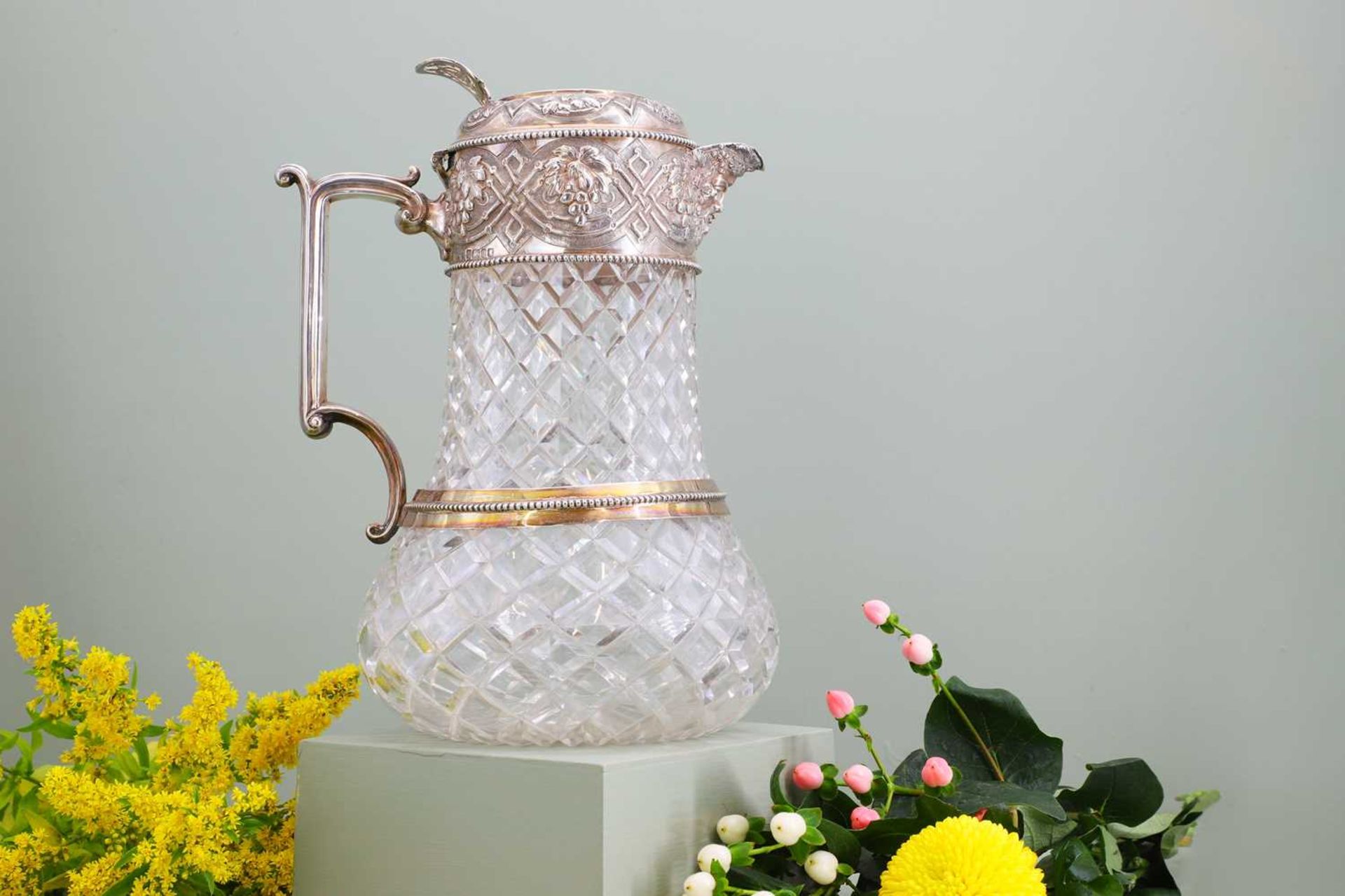 A silver-mounted cut-glass lemonade or water jug, - Bild 7 aus 8