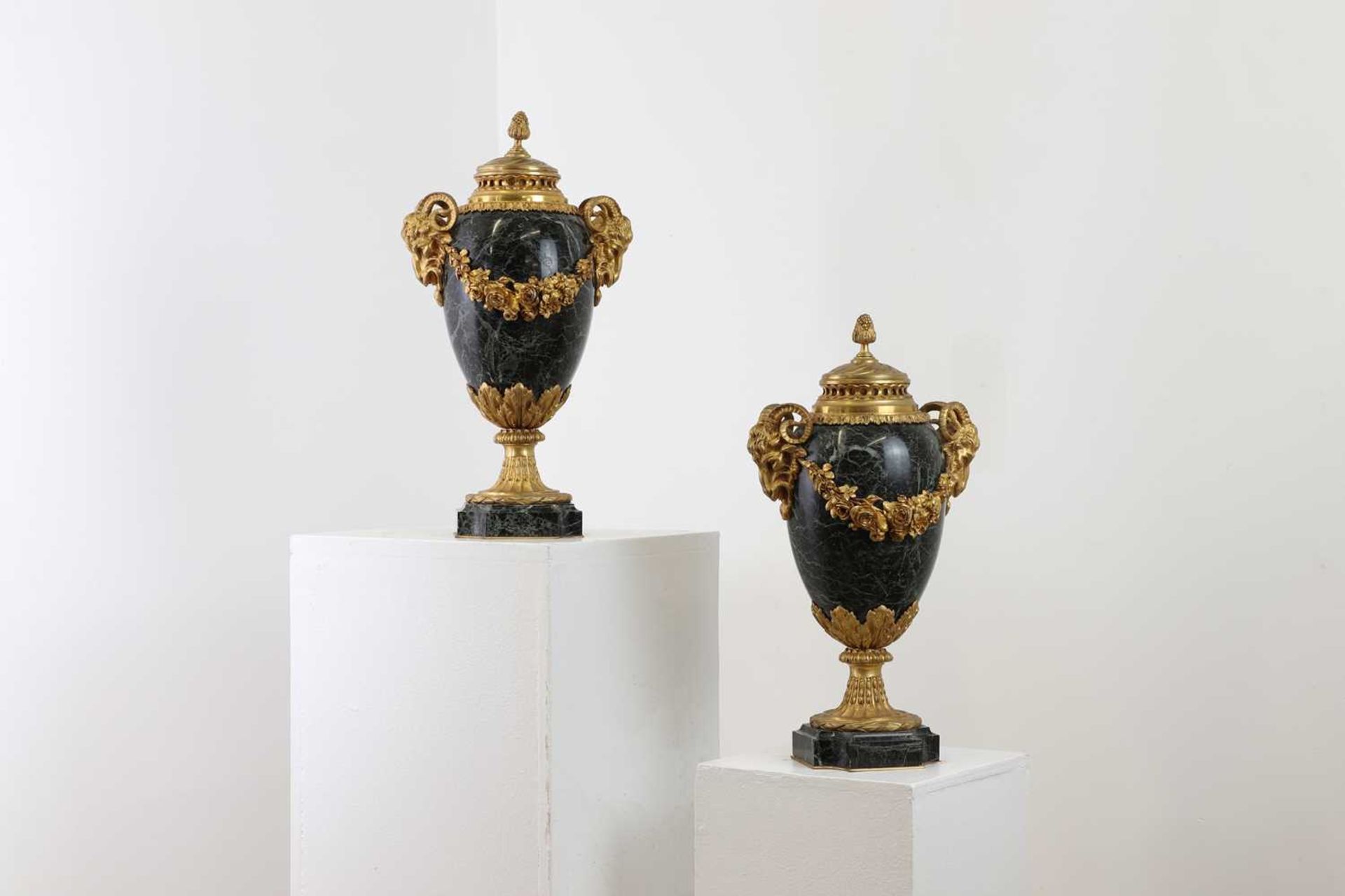 A pair of ormolu and marble cassolettes, - Bild 8 aus 8