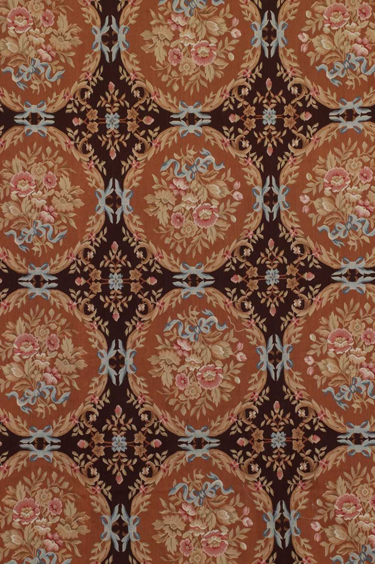 A flat-weave wool carpet of Aubusson design, - Bild 2 aus 6