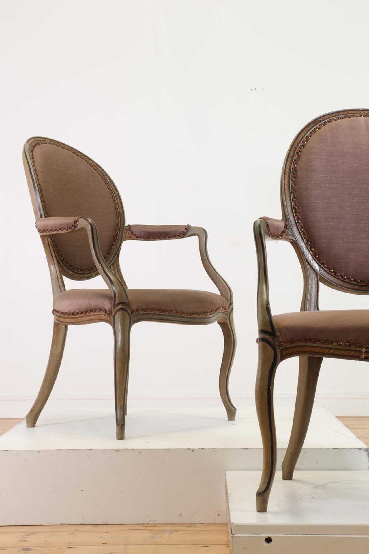 A pair of George III-style painted open armchairs, - Bild 2 aus 7
