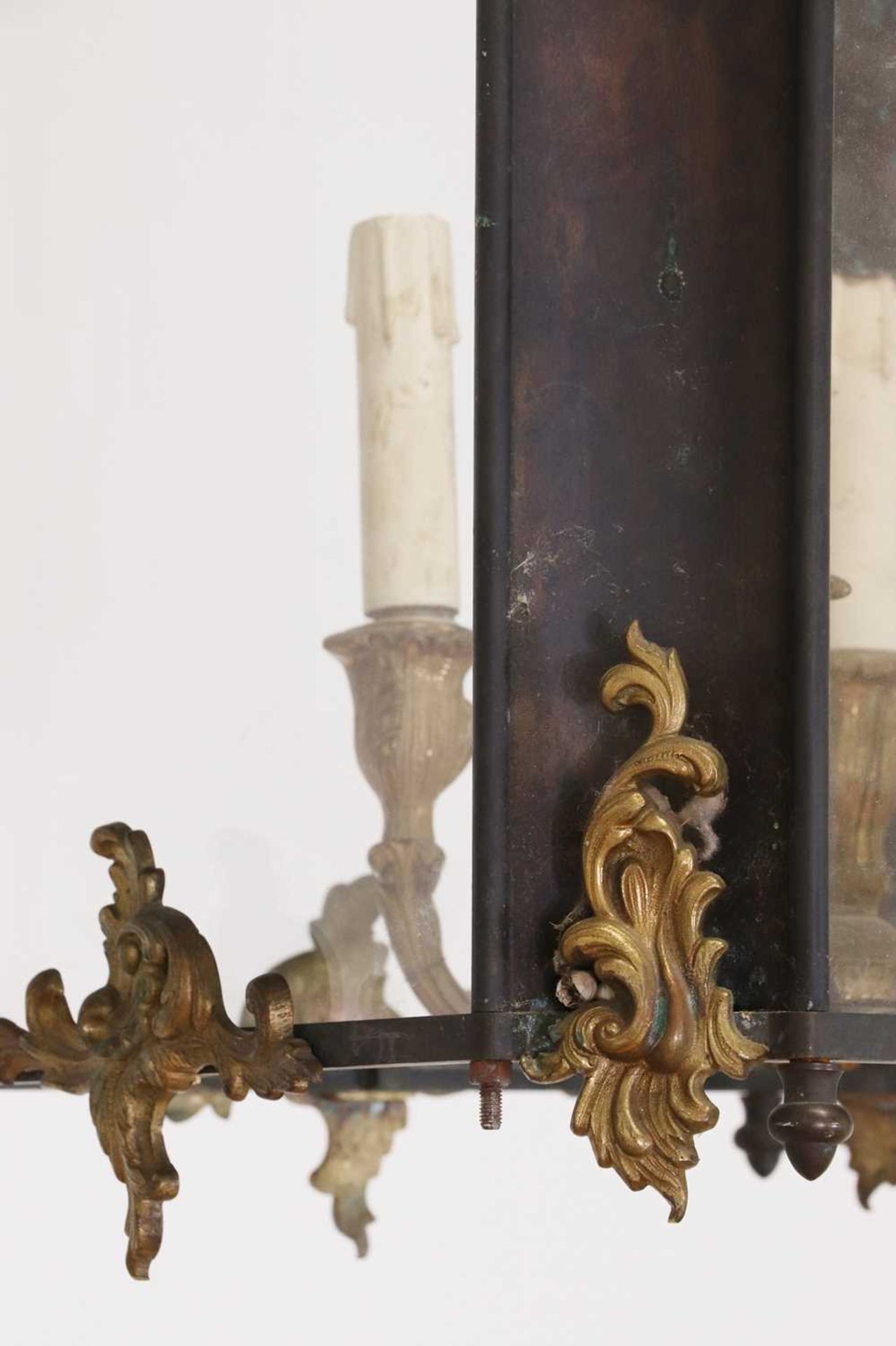 A Louis XV-style gilt and patinated bronze hall lantern, - Bild 4 aus 6