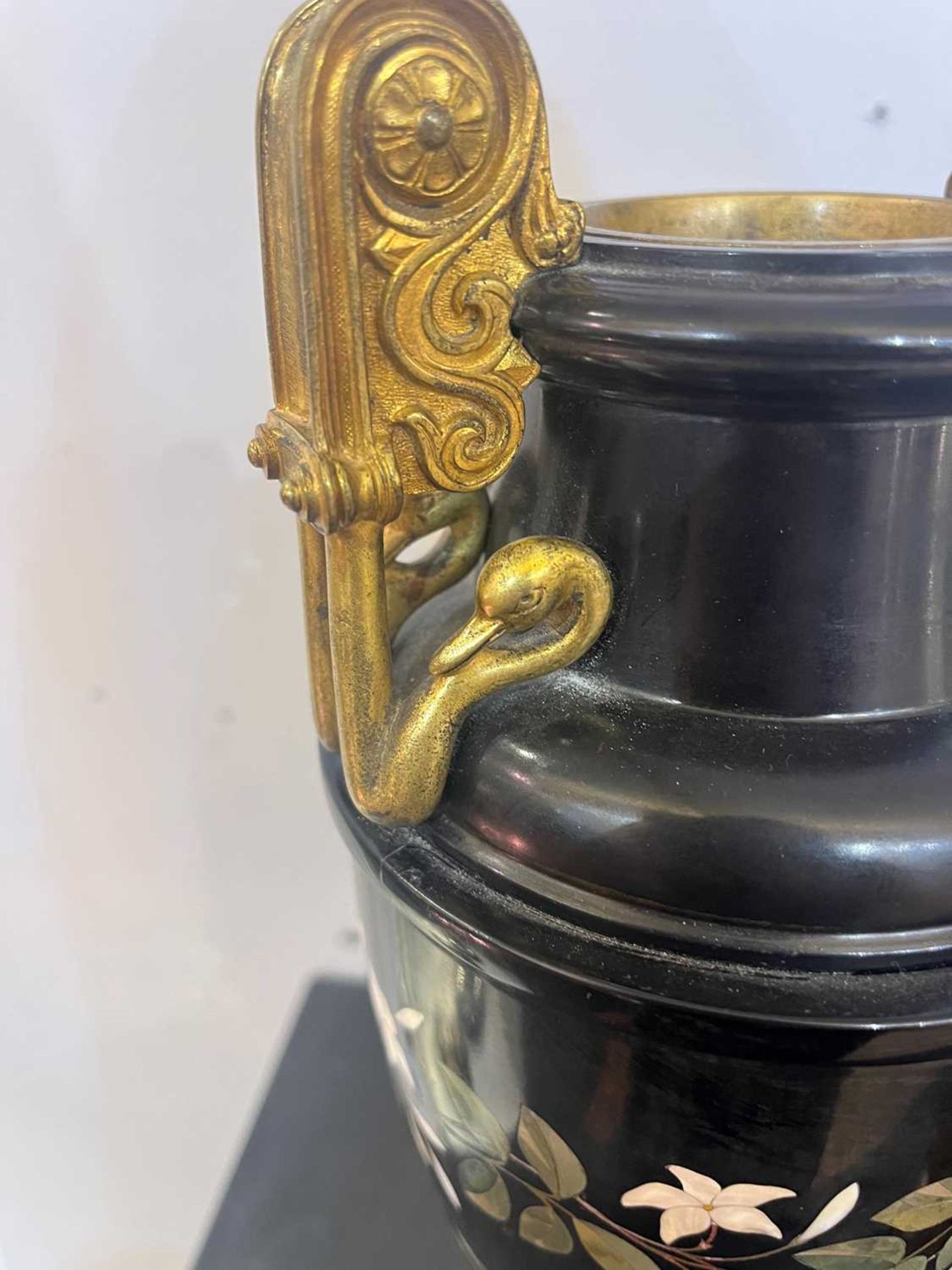 A pair of Ashford black marble urns, - Bild 16 aus 17