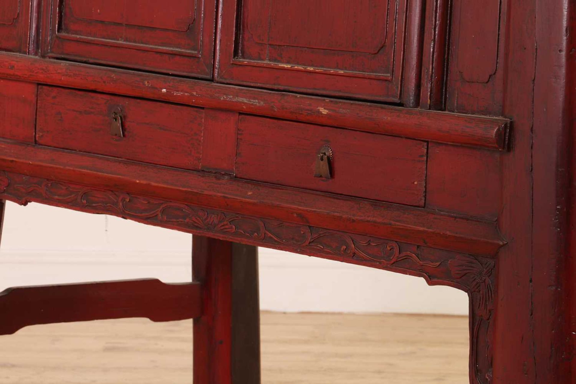 A Chinese red-lacquered marriage cabinet, - Bild 5 aus 8