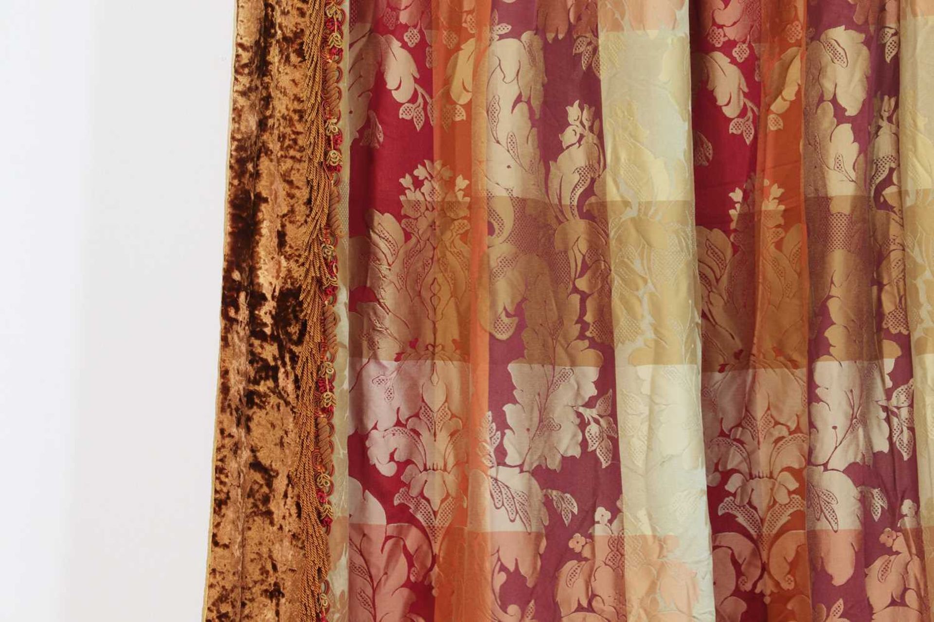 A pair of silk damask curtains, - Bild 3 aus 4