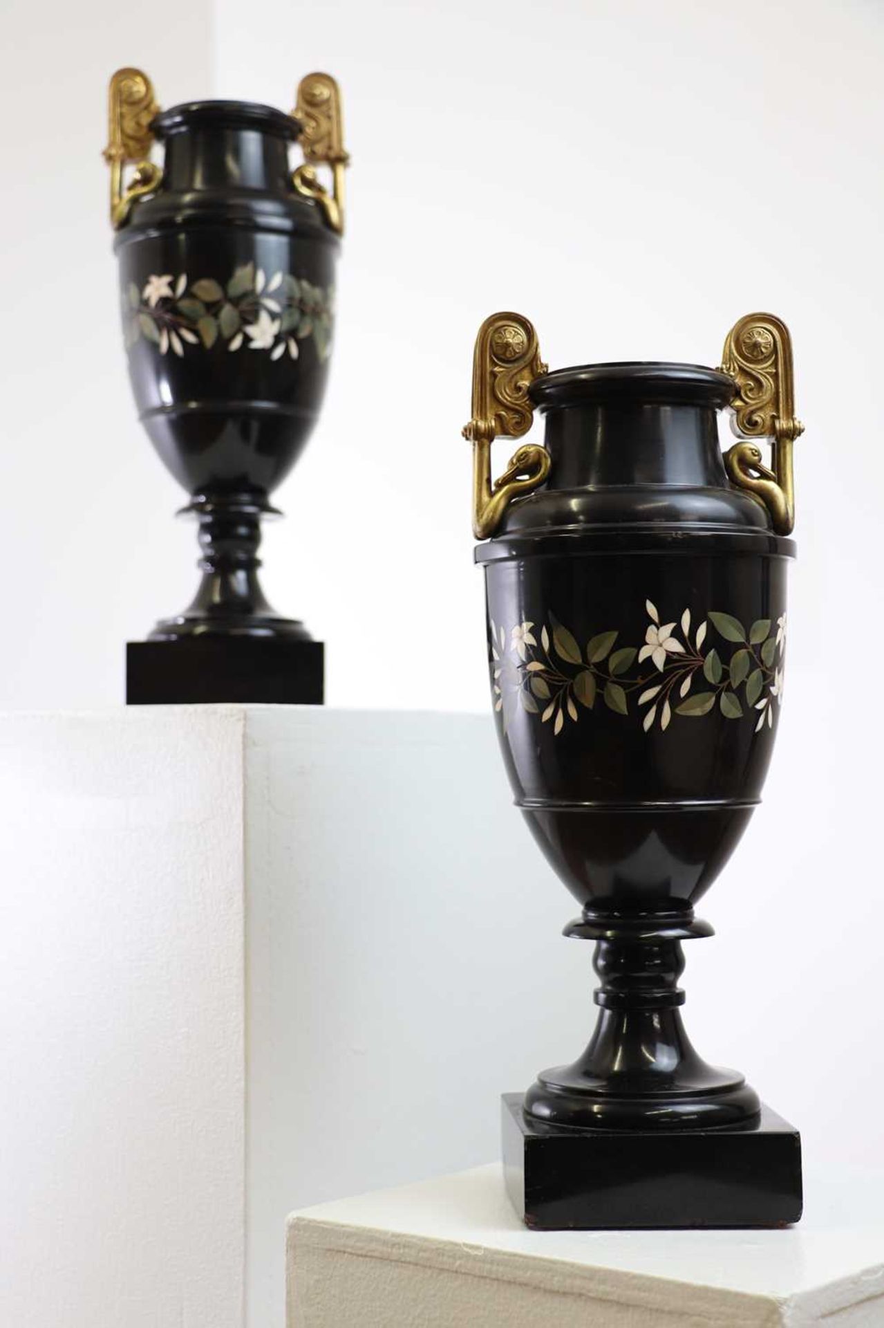 A pair of Ashford black marble urns, - Bild 2 aus 17