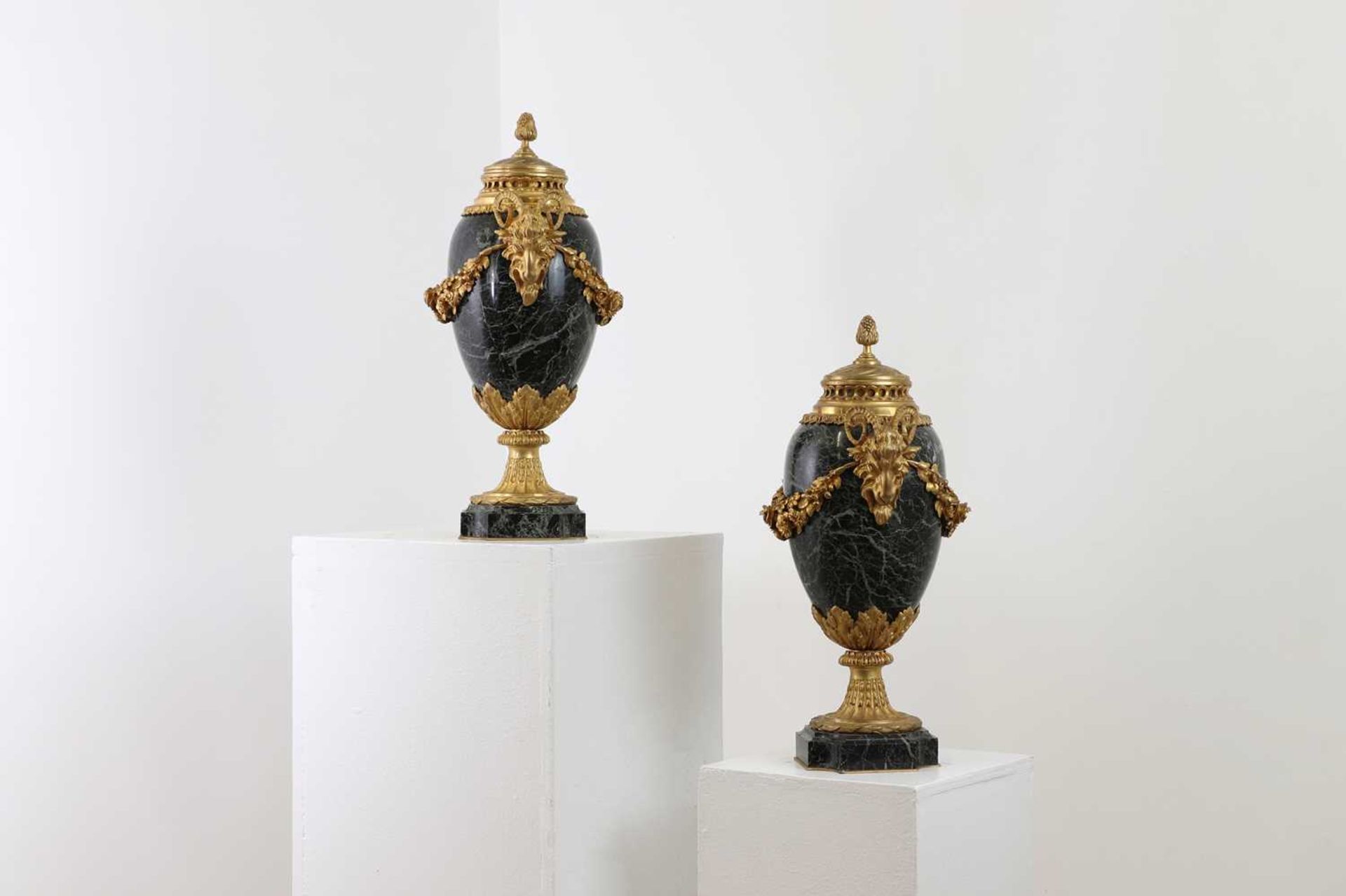 A pair of ormolu and marble cassolettes, - Bild 2 aus 8