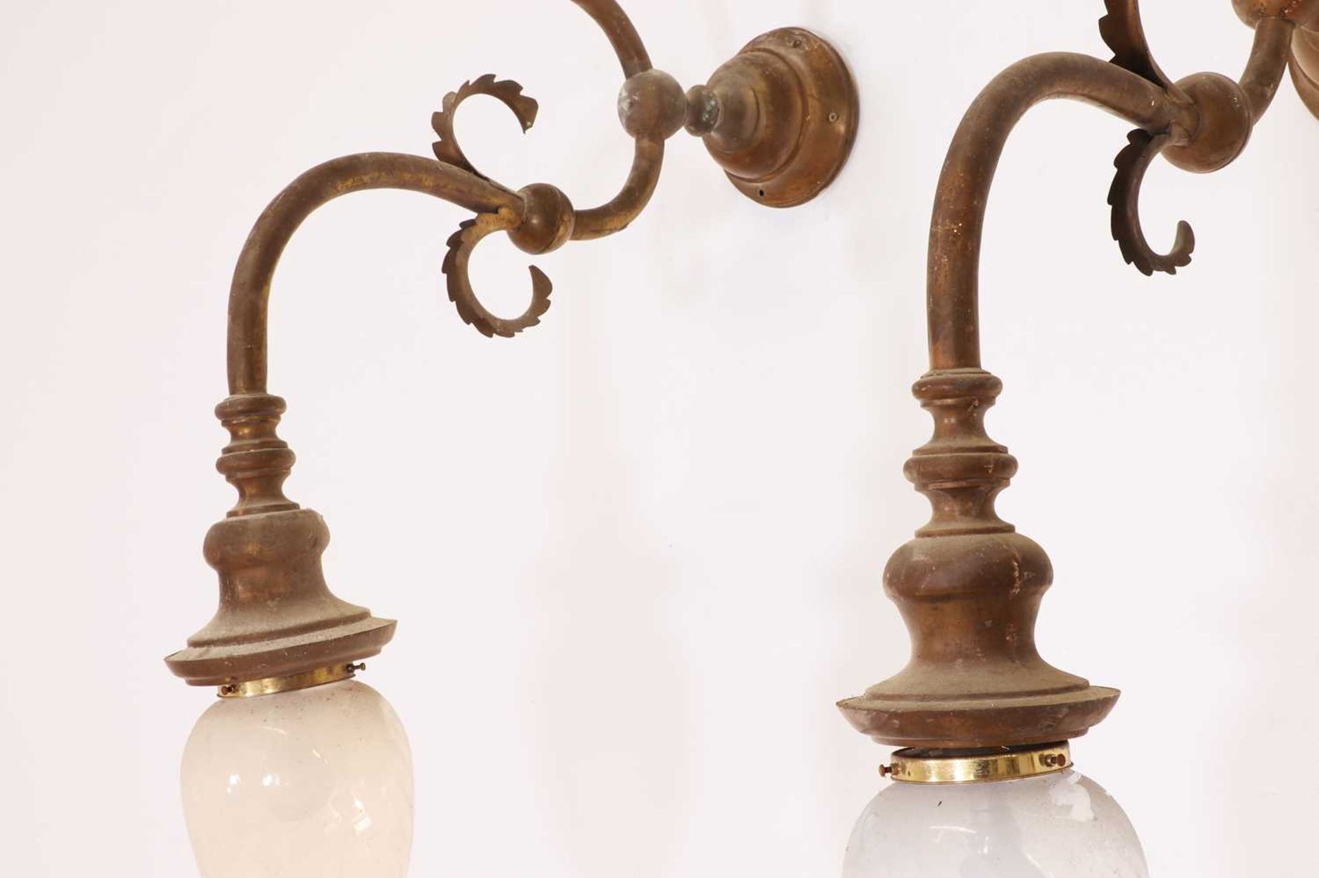 A pair of brass wall lights, - Image 6 of 6