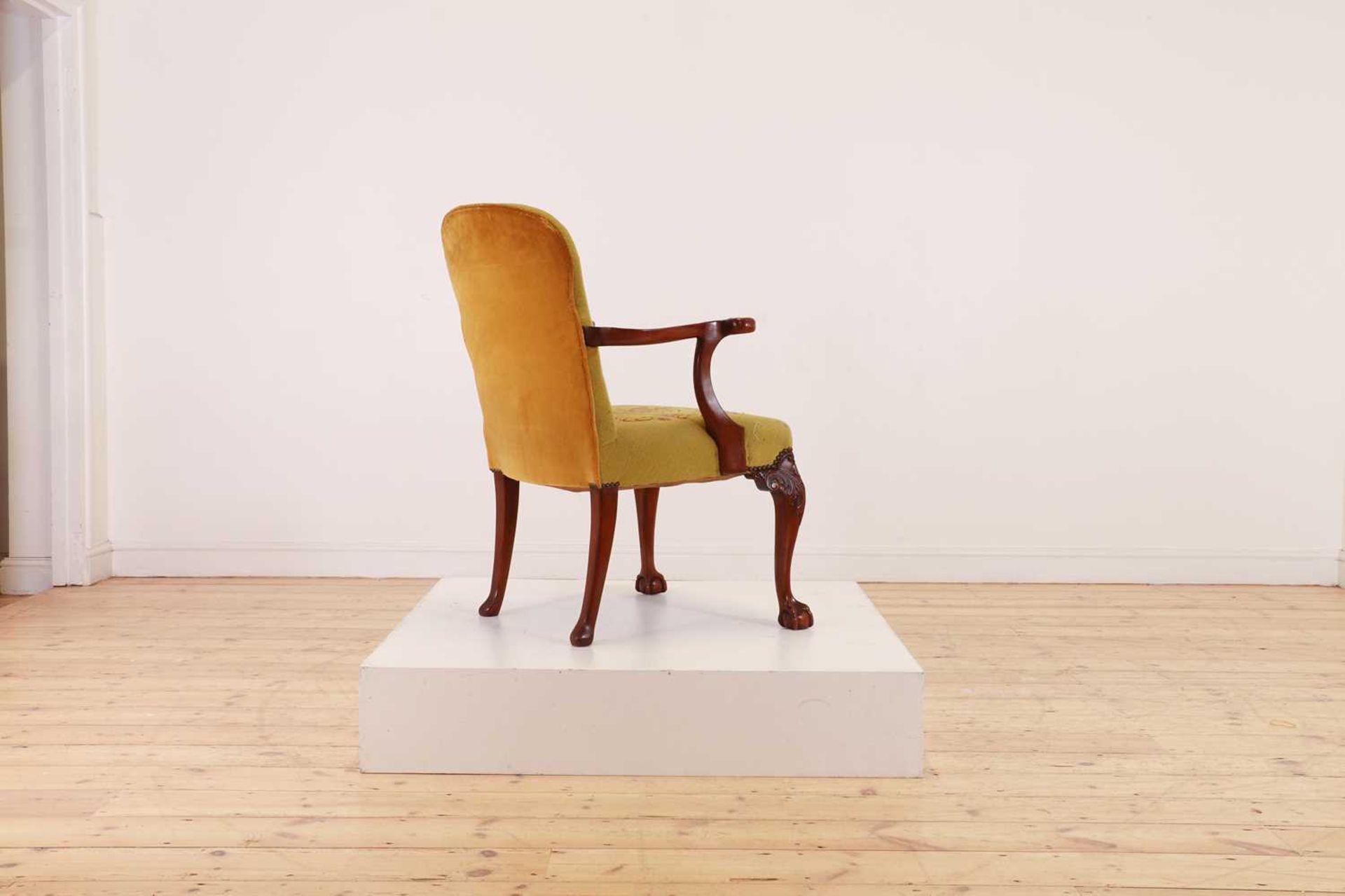 A George II-style walnut elbow chair, - Bild 3 aus 11