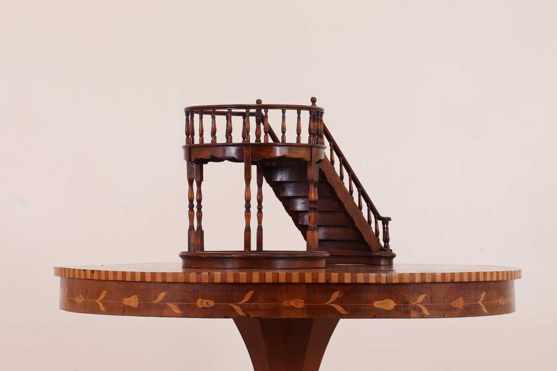 A turned wooden architectural model of a staircase, - Bild 4 aus 22