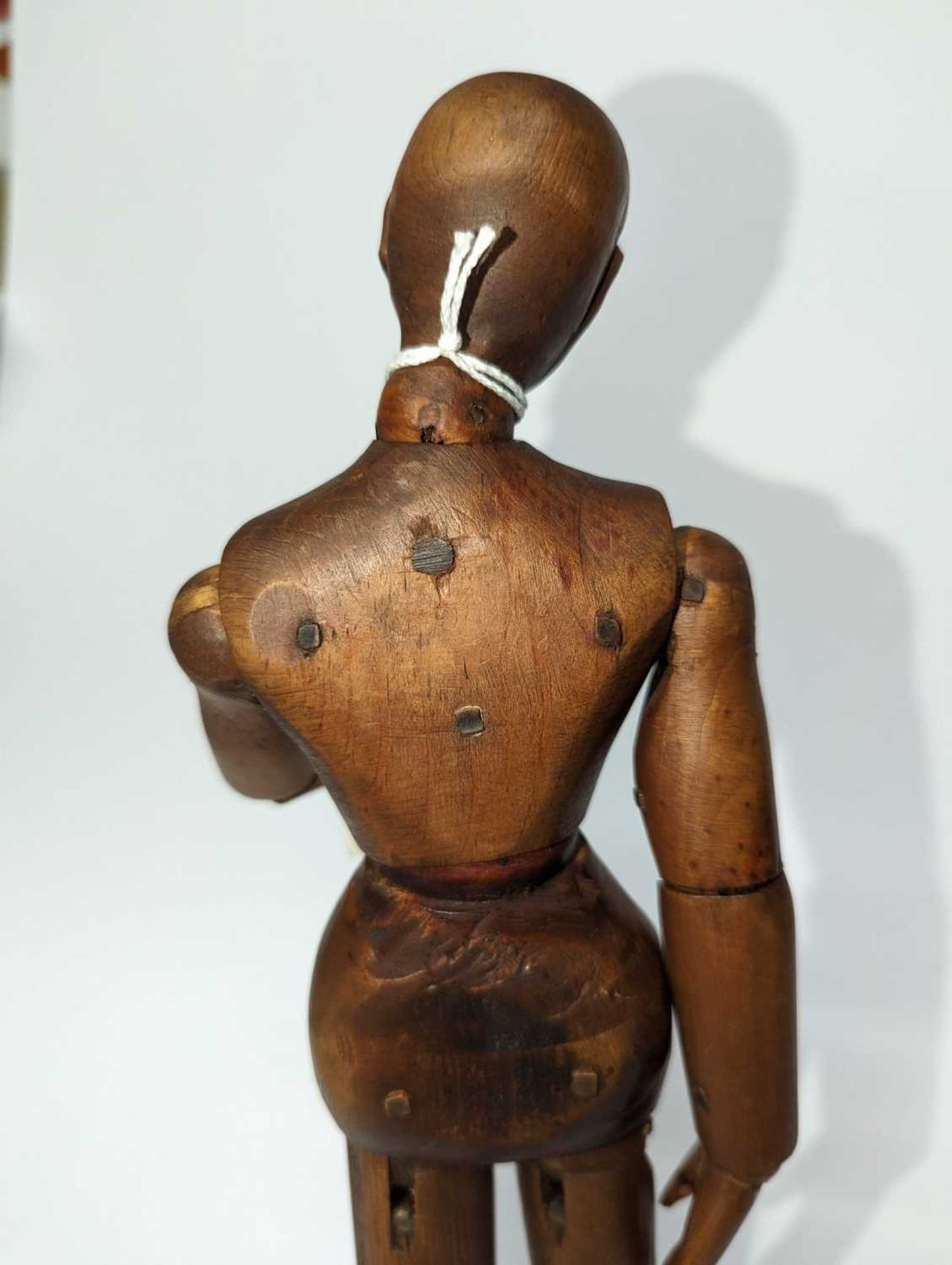 A carved and stained pine artist's lay figure, - Bild 6 aus 10