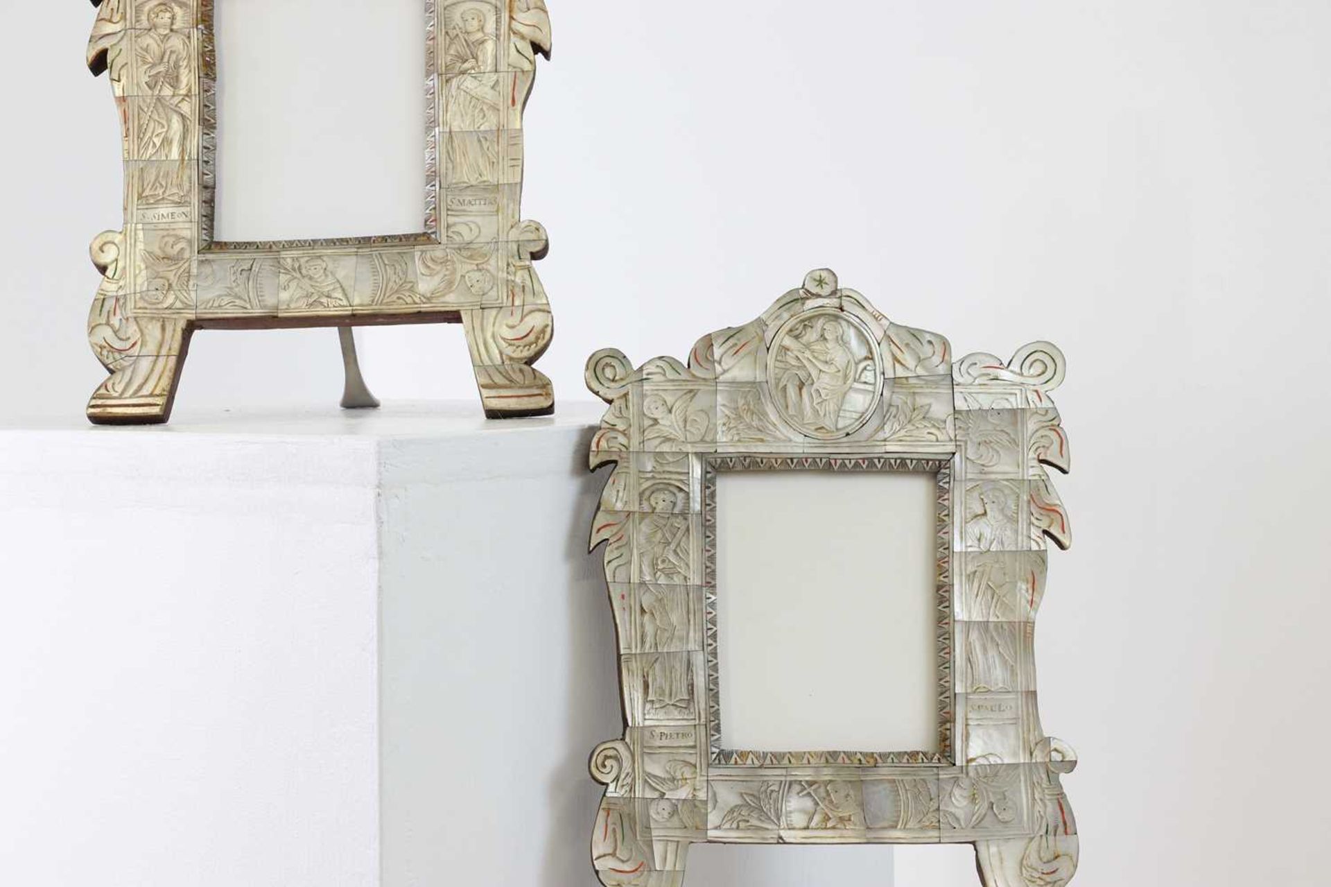 A pair of mother-of-pearl veneered devotional tabernacle frames, - Bild 8 aus 9