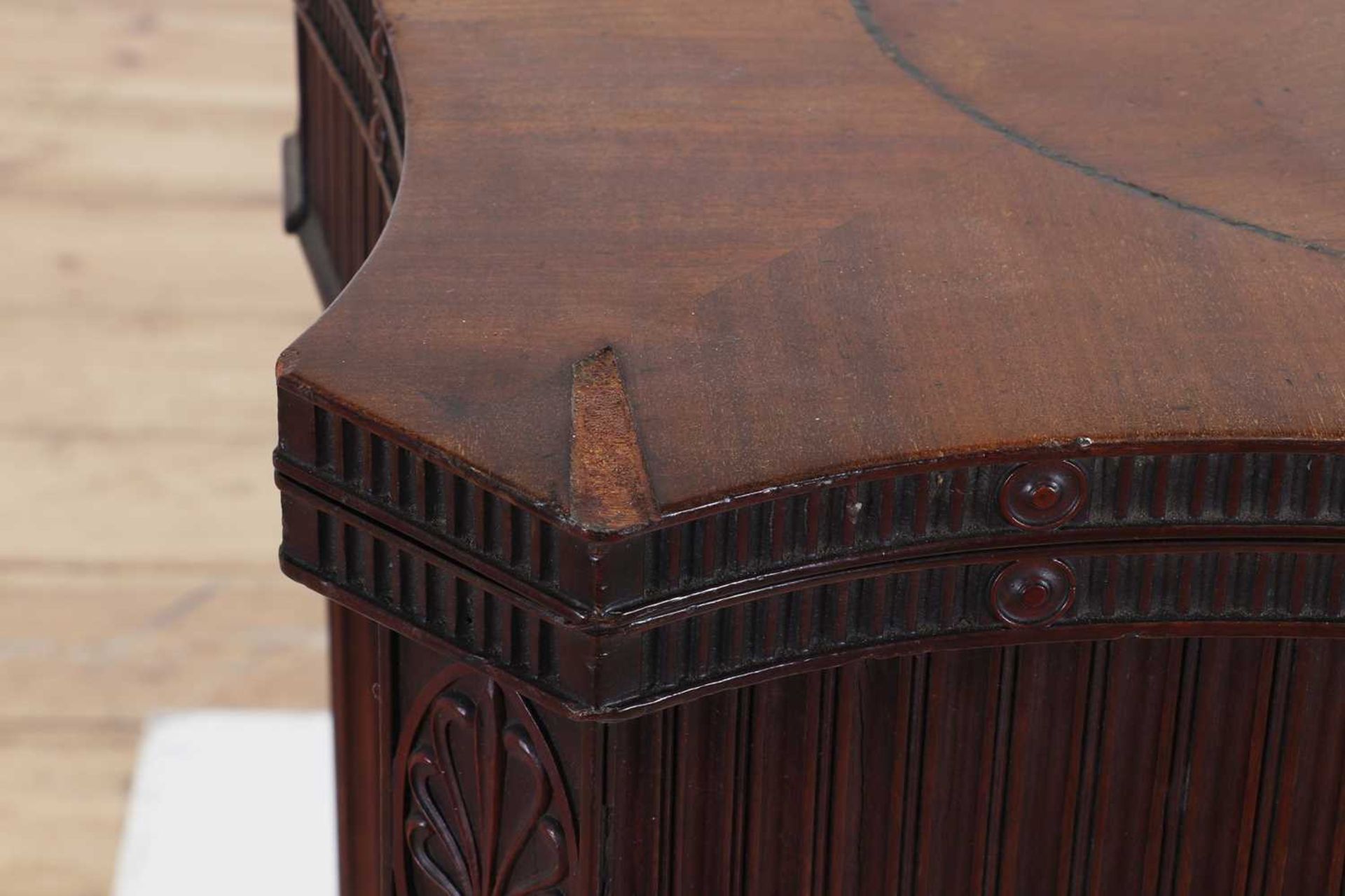 A George III mahogany card table in the manner of Ince and Mayhew, - Bild 6 aus 10