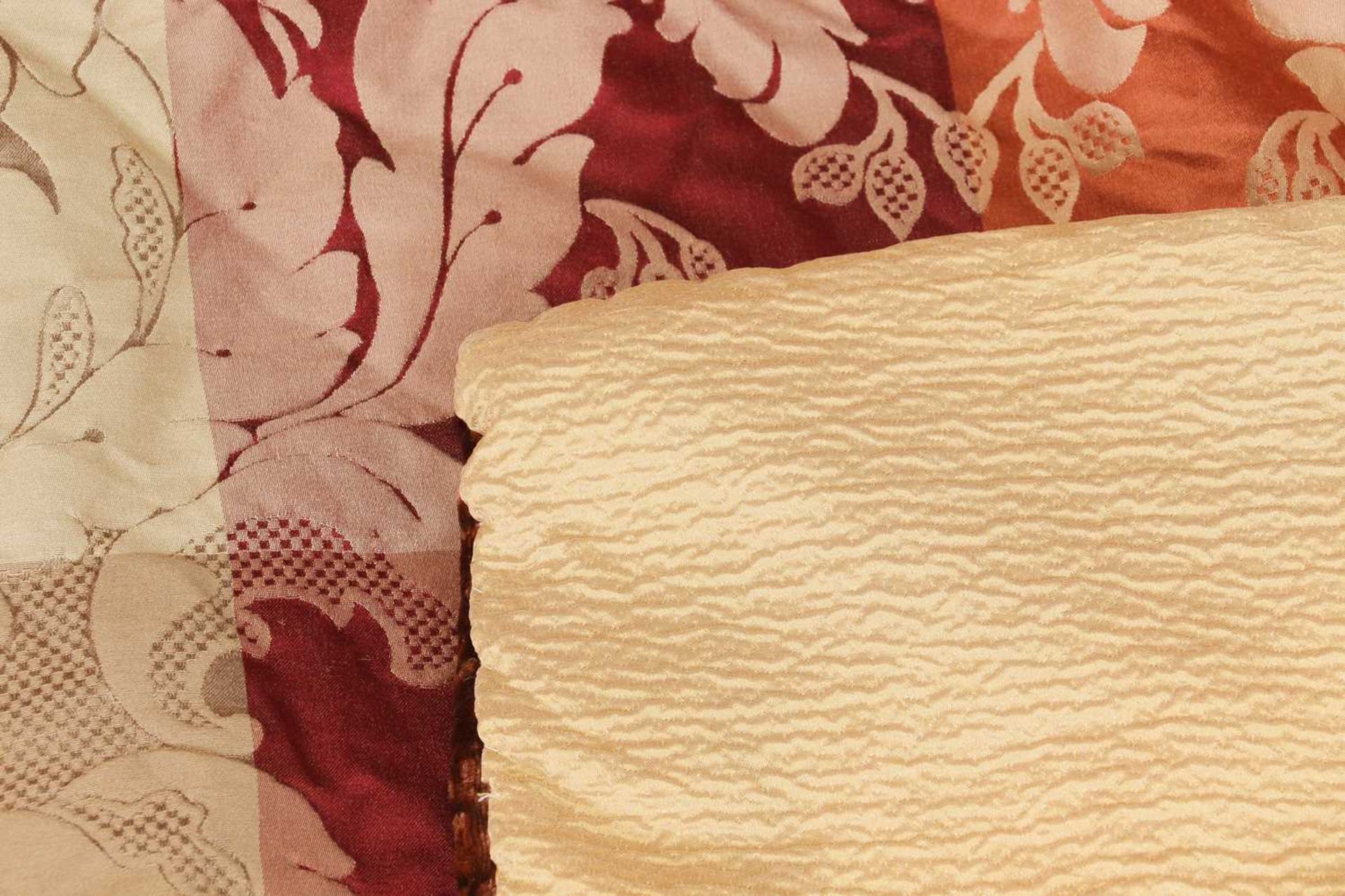 A pair of silk damask curtains, - Bild 4 aus 4