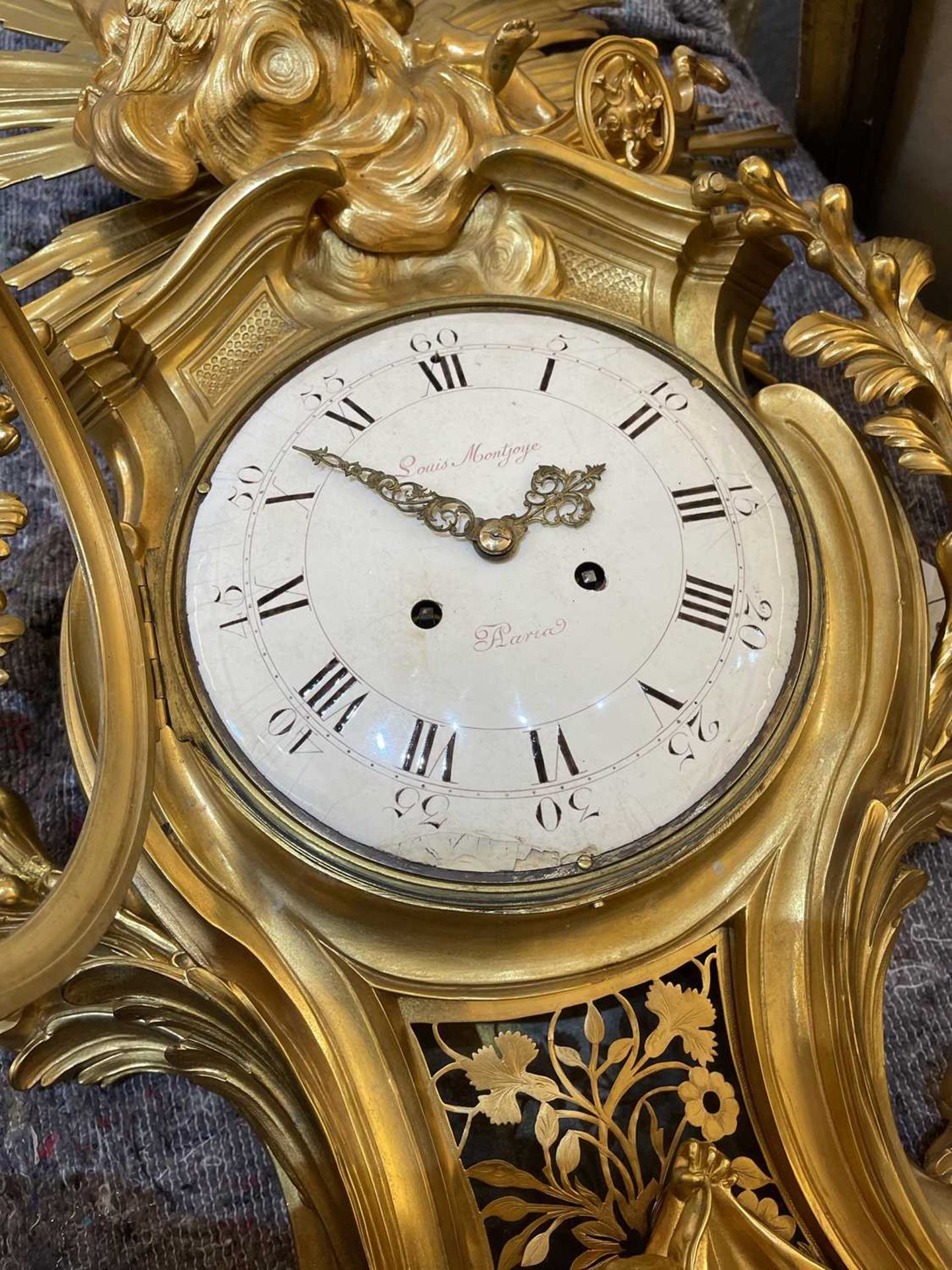 A large Louis XVI-style gilt-bronze cartel clock, - Bild 19 aus 66