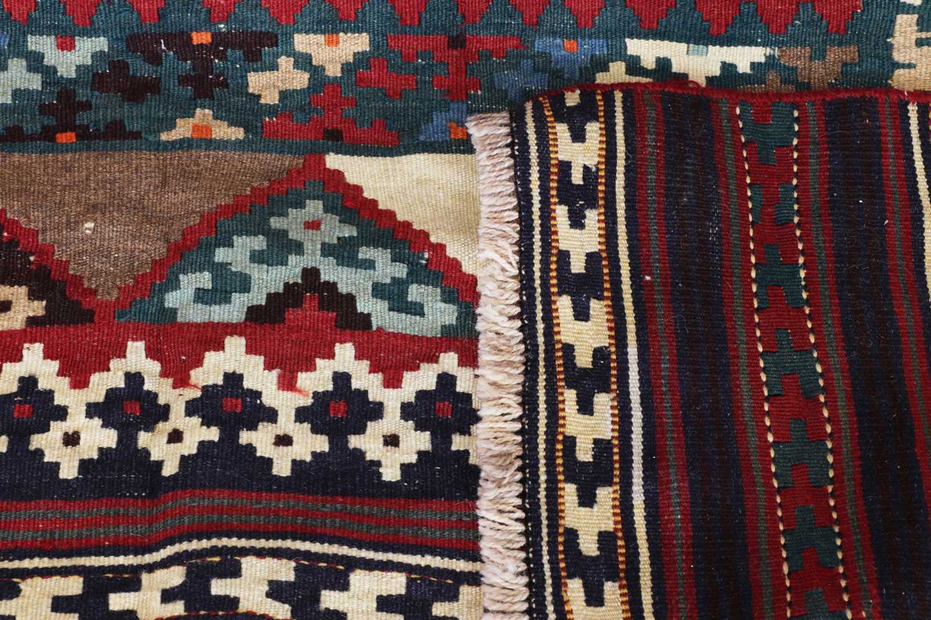 A Persian Qashqai kilim wool rug - Image 4 of 5