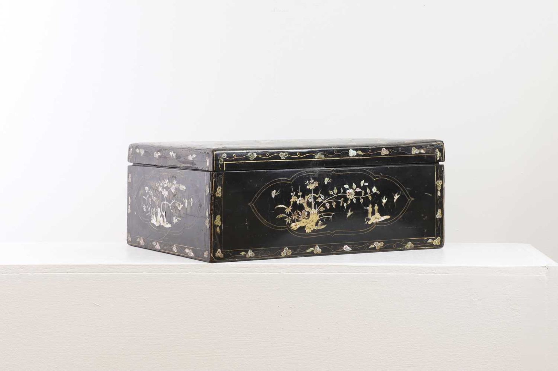 A black-lacquered and mother-of-pearl inlaid collector's box, - Bild 20 aus 21