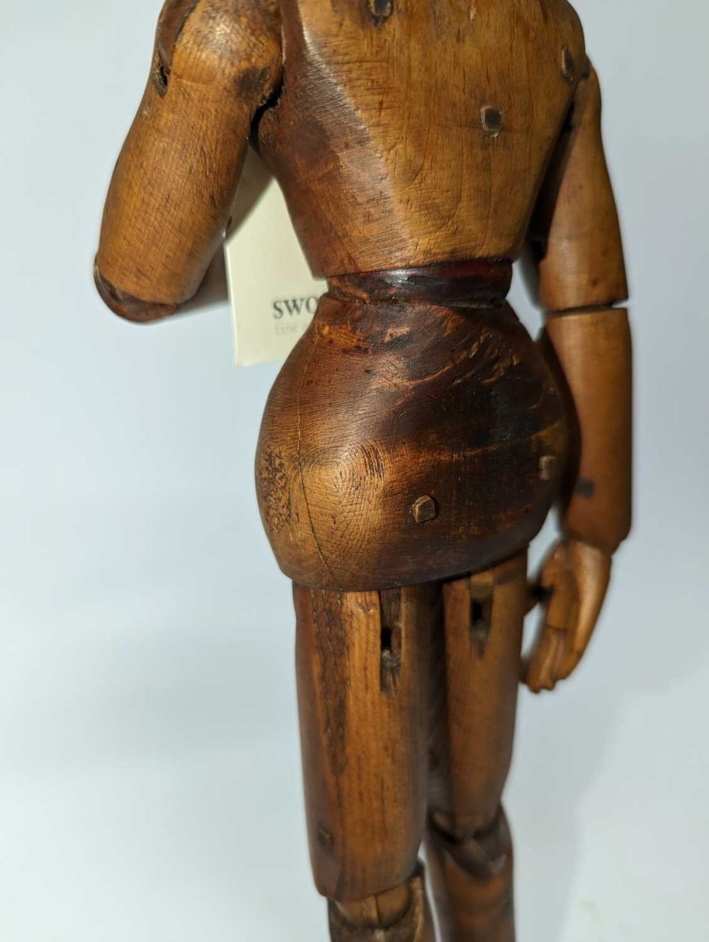 A carved and stained pine artist's lay figure, - Bild 8 aus 10