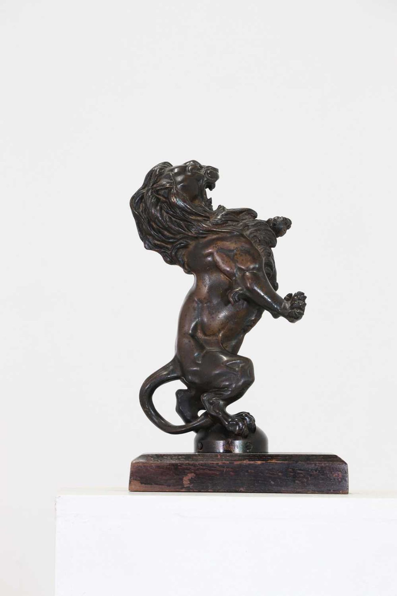 A bronze figure of a rampant lion, - Bild 3 aus 7
