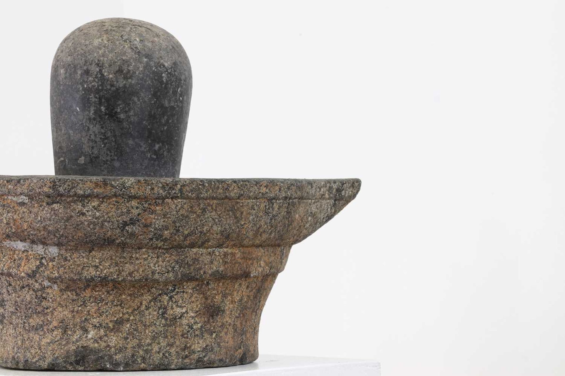 A carved granite lingam and yoni, - Bild 5 aus 7