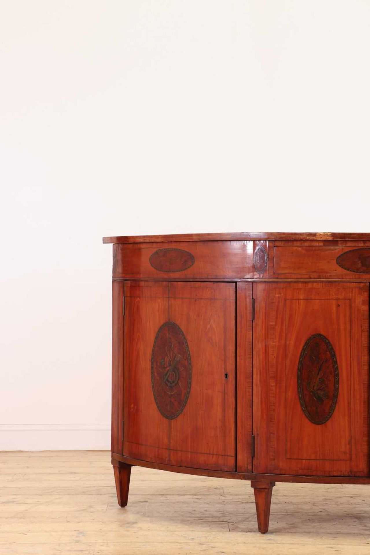 A George III-style satinwood side cabinet in the style of Mayhew and Ince, - Bild 4 aus 8