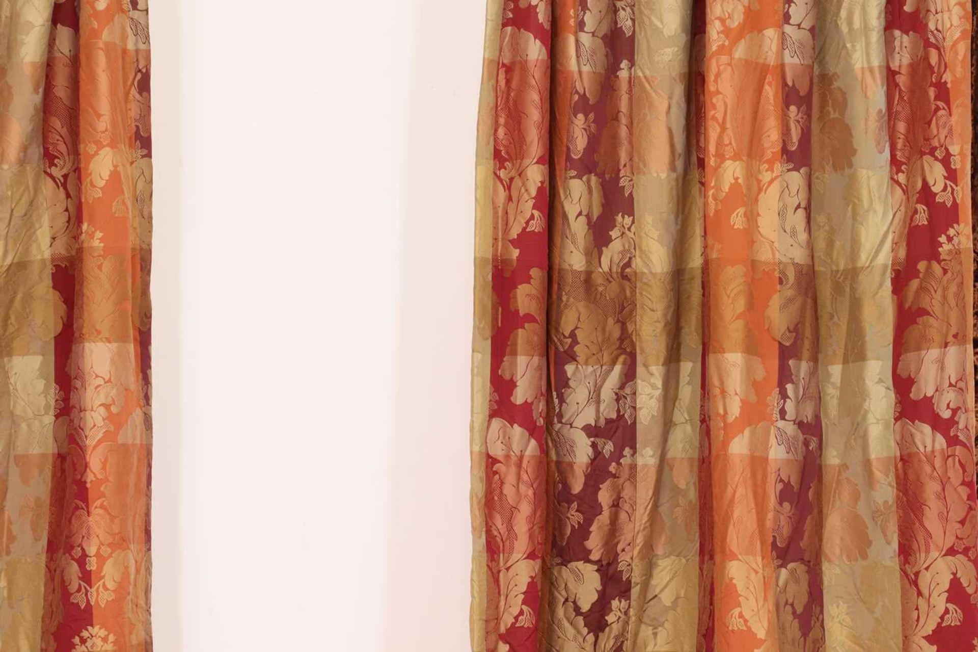 A pair of silk damask curtains, - Bild 3 aus 5
