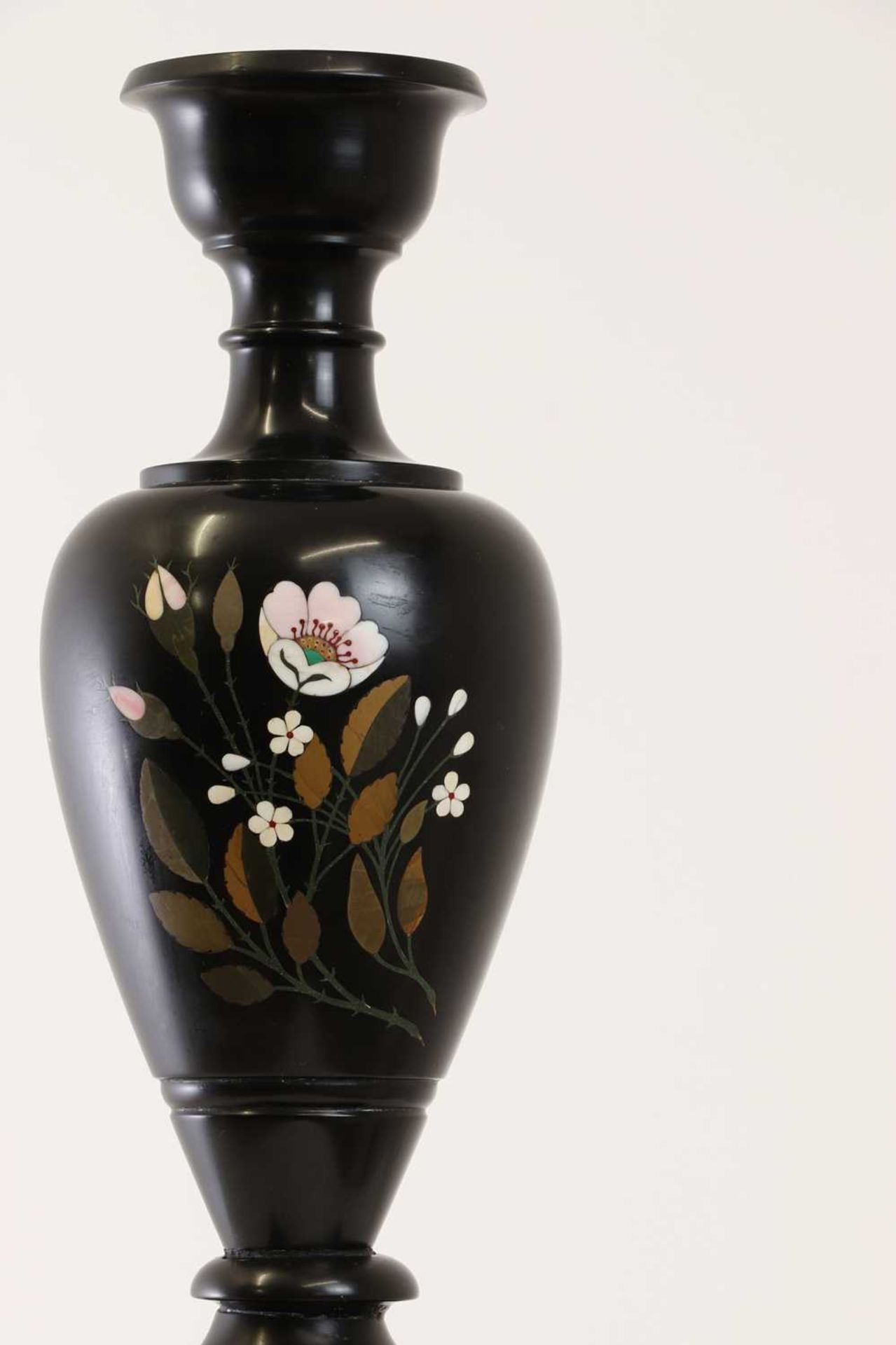 An Ashford black marble pedestal vase, - Bild 4 aus 7