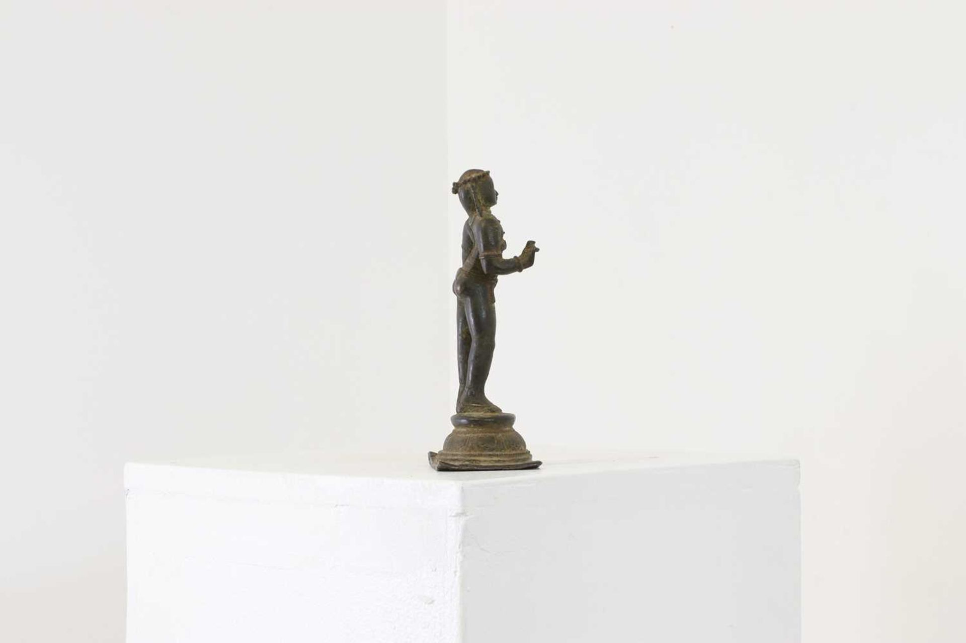 A bronze of a standing Nayanar, - Bild 4 aus 8