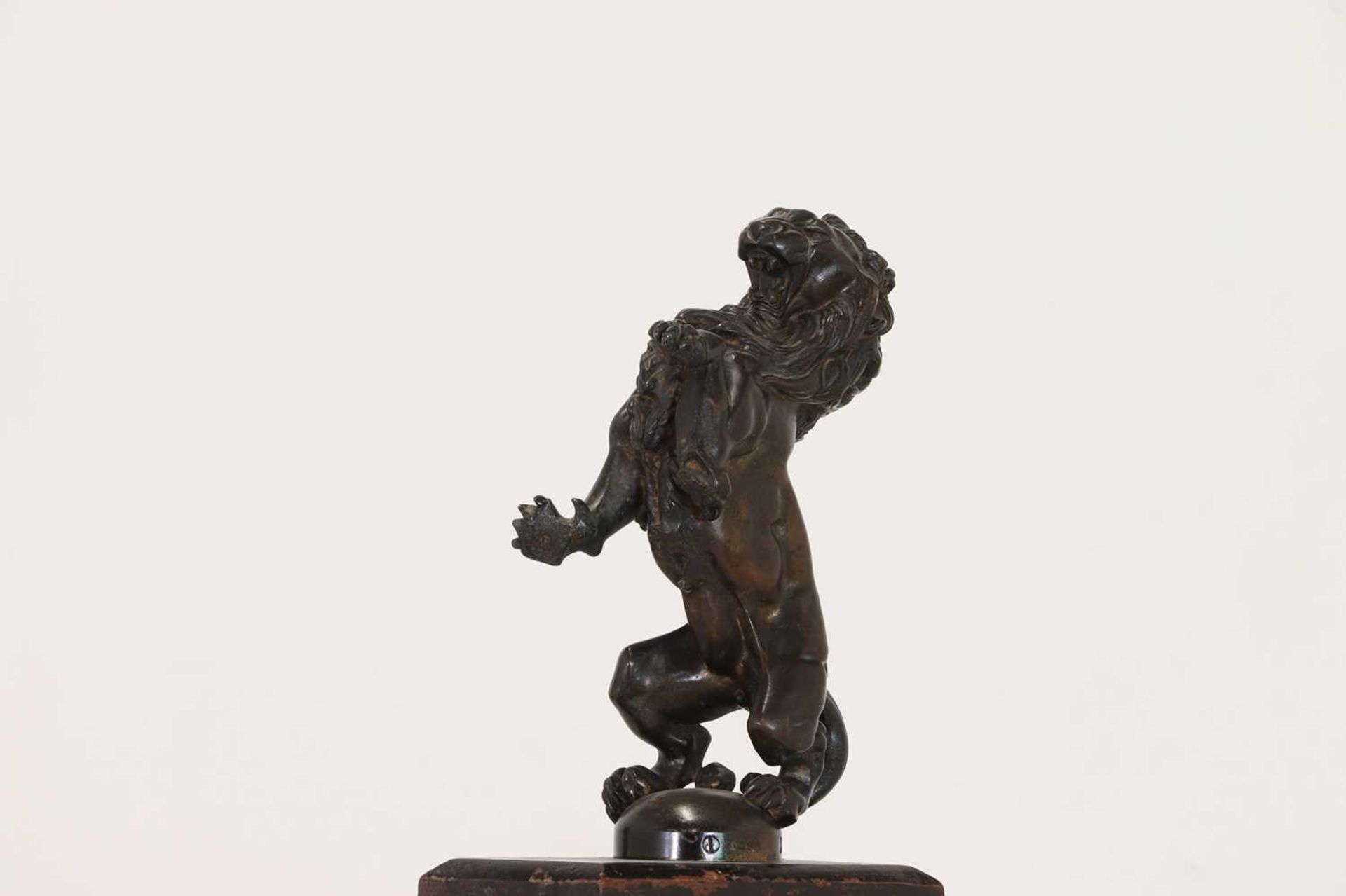 A bronze figure of a rampant lion, - Bild 7 aus 7